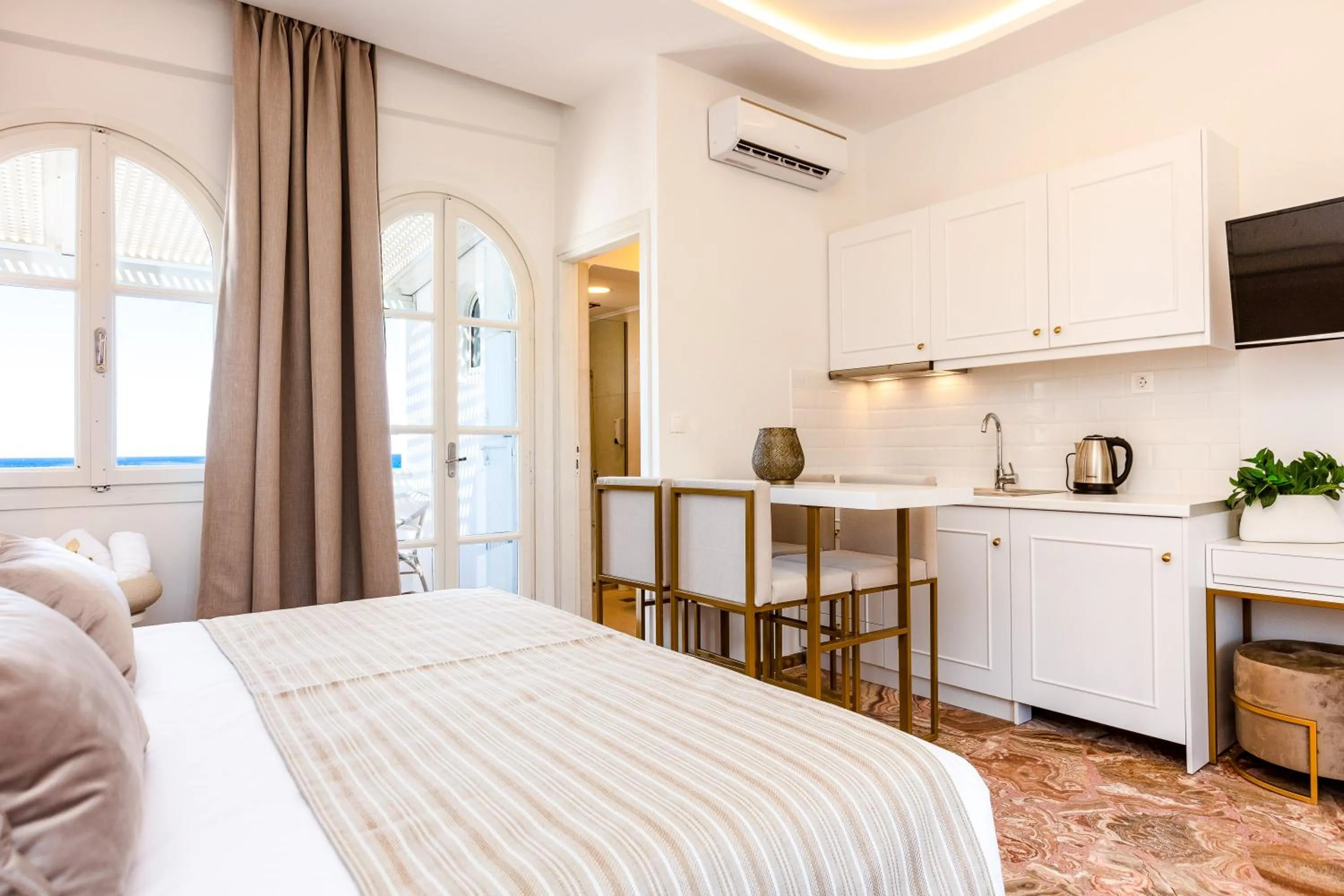 Kitchen or kitchenette, Bed in Pinelopi Beach Suites