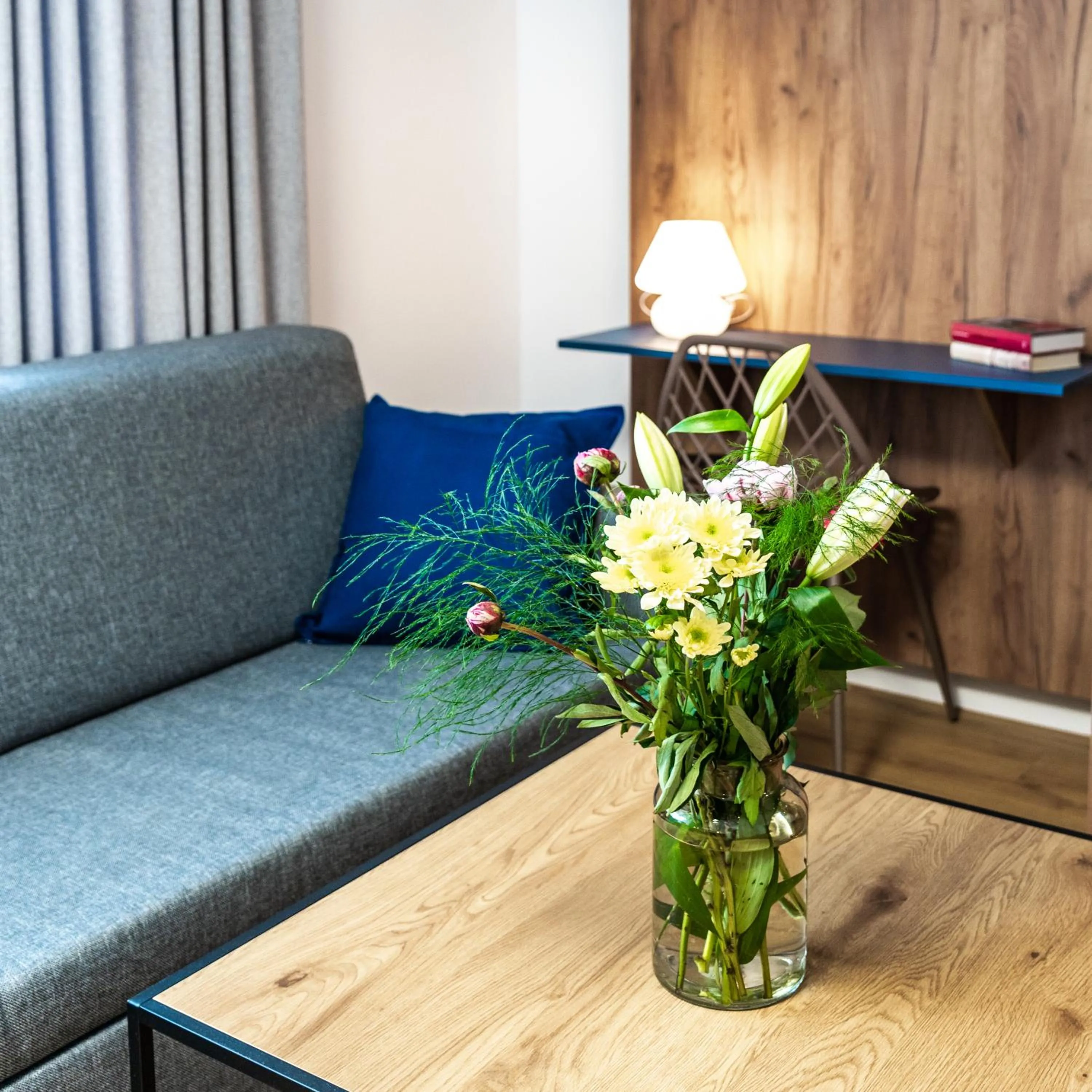 Seating area in Willa Amelia