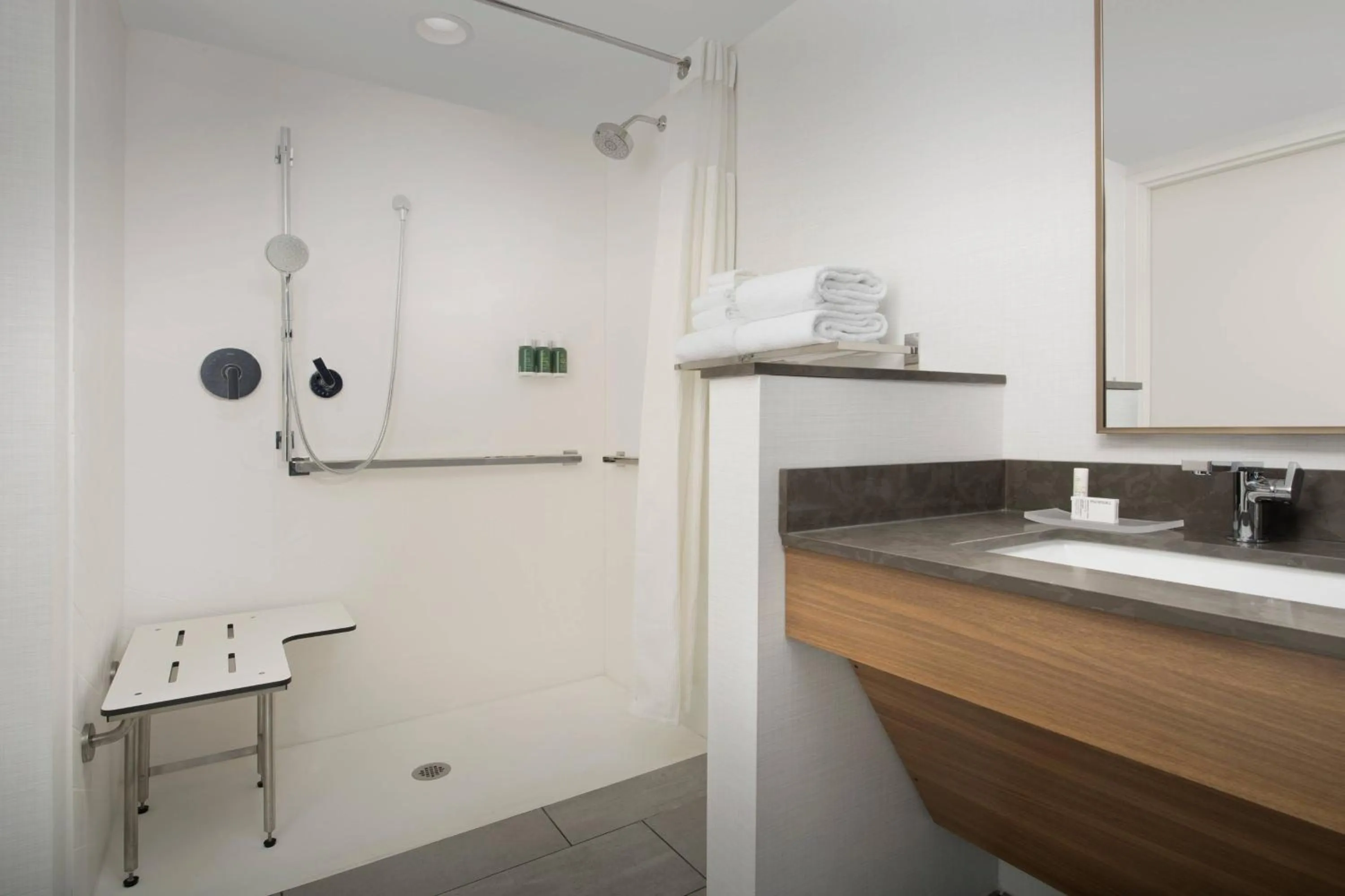 Bathroom in Fairfield Inn & Suites Nashville Near Vanderbilt