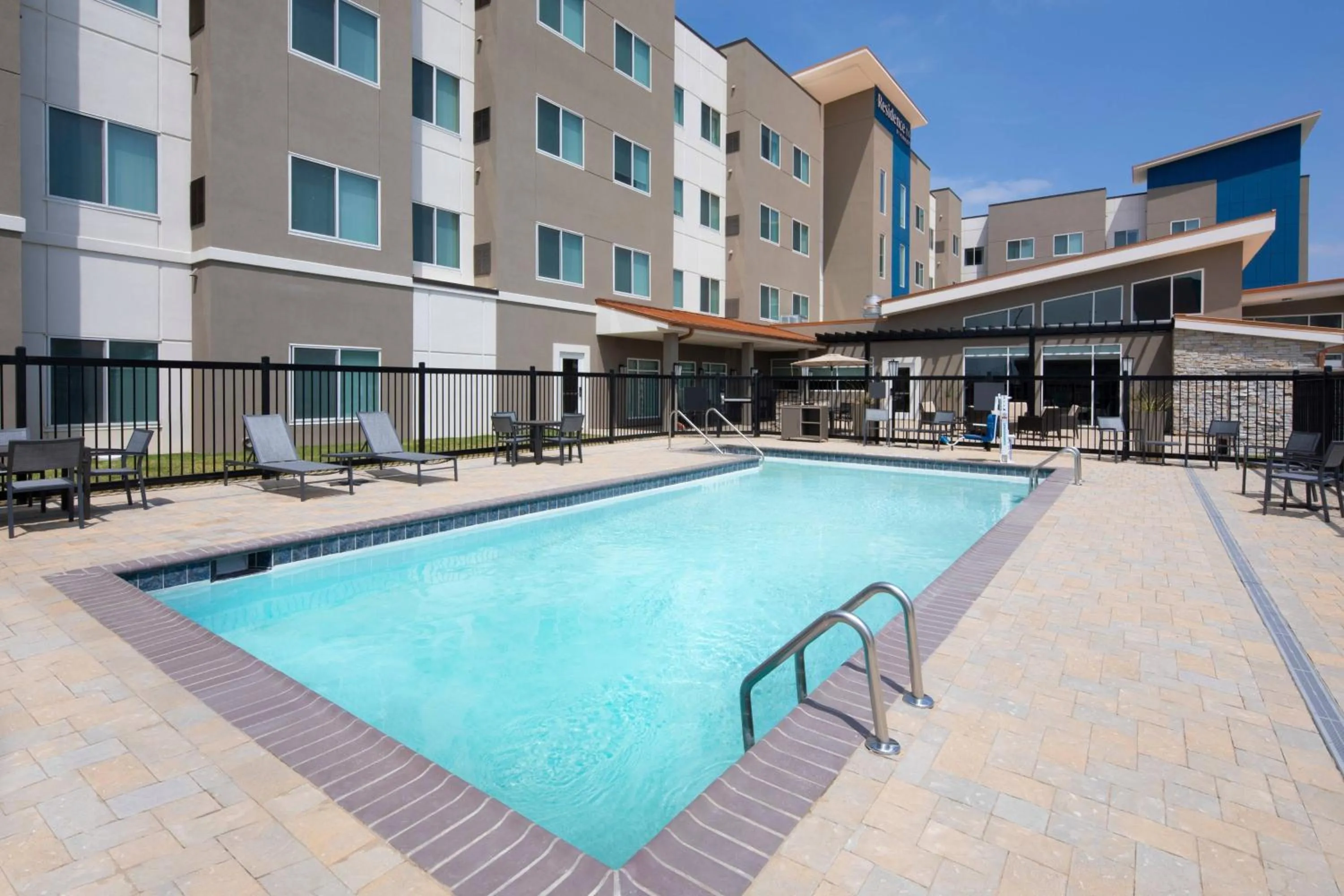 Swimming pool in Residence Inn Waco South