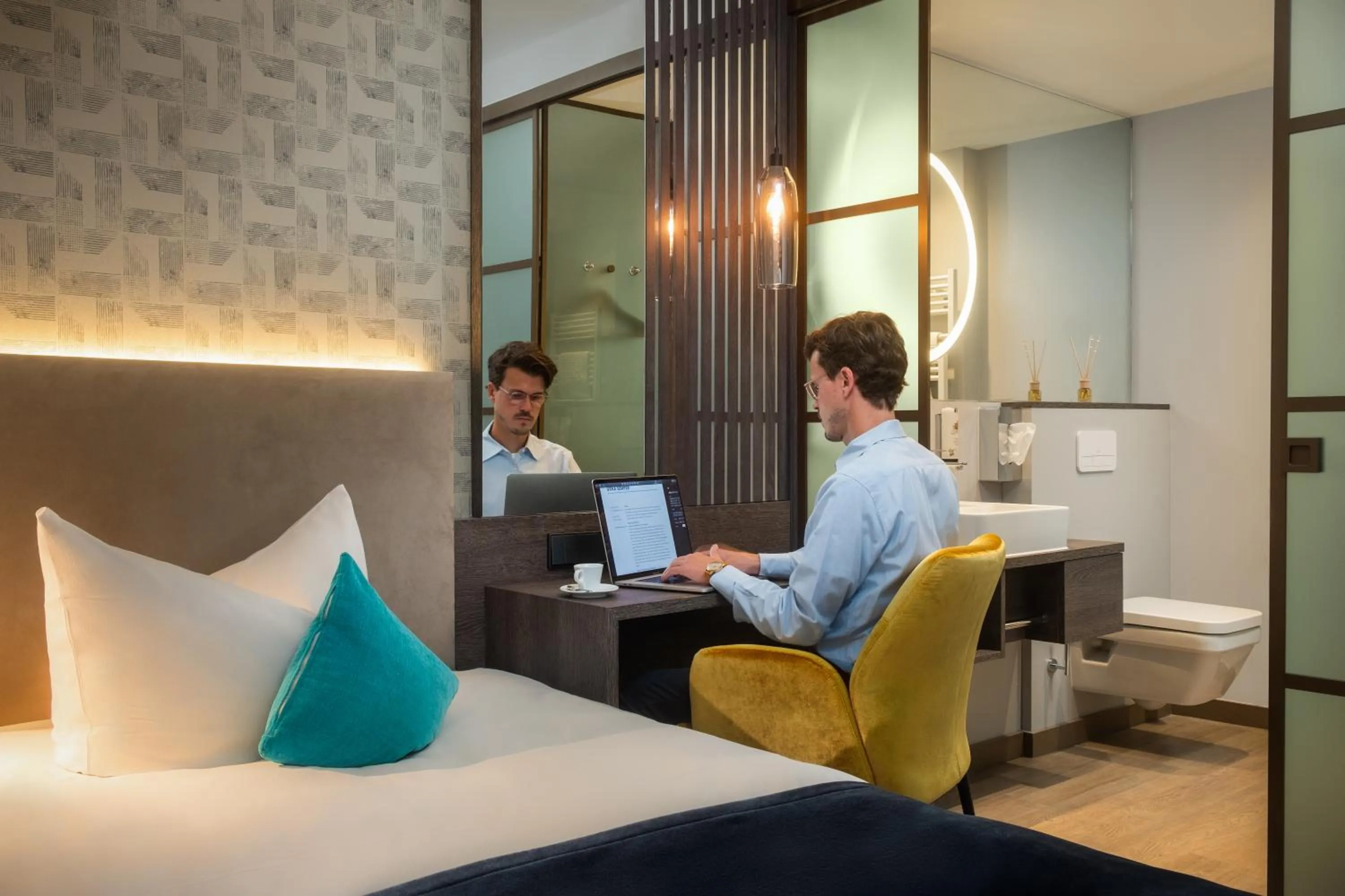 Toilet, Bed in Hetzel Hotel Stuttgart