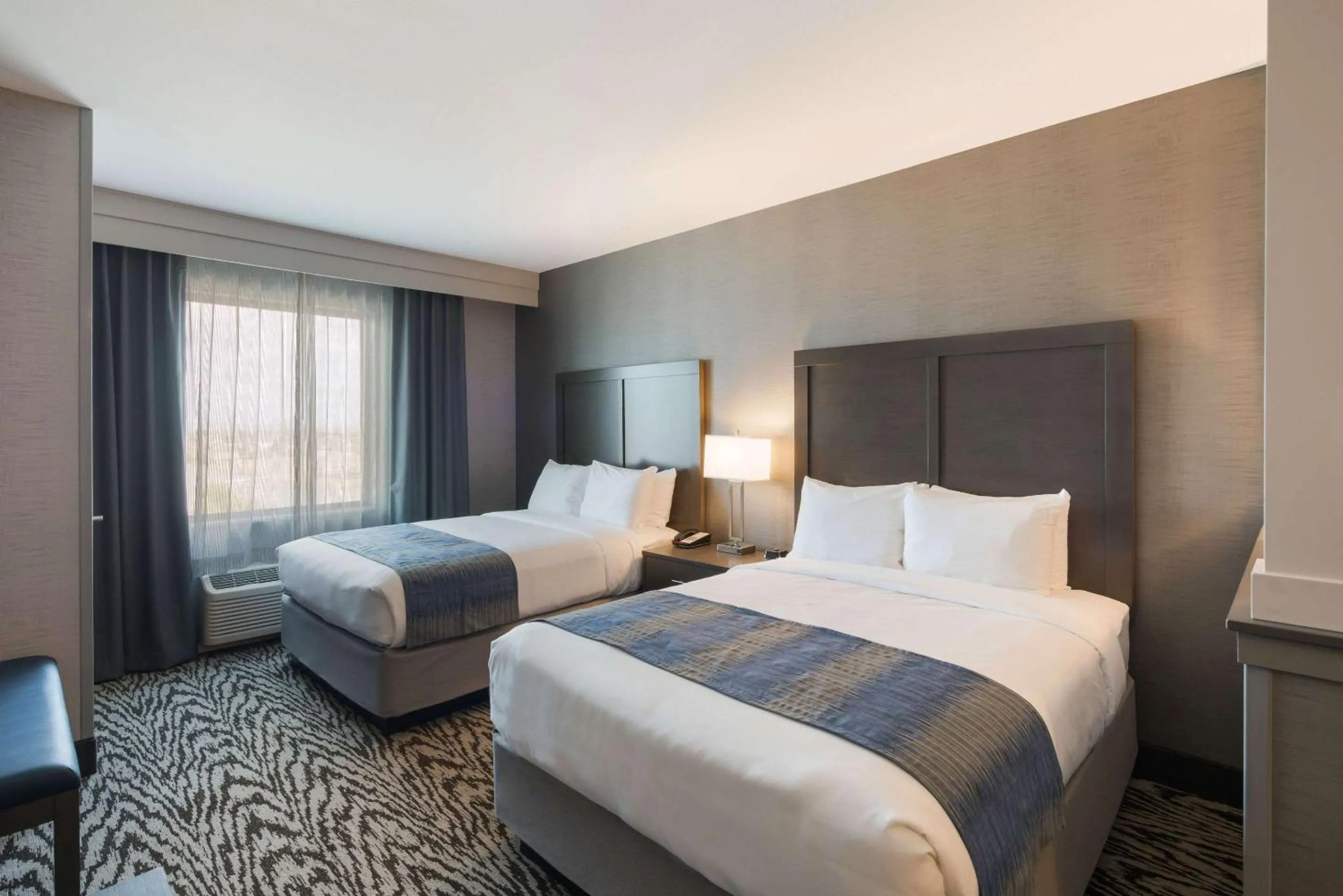 Photo of the whole room, Bed in Comfort Suites Kennewick at Southridge