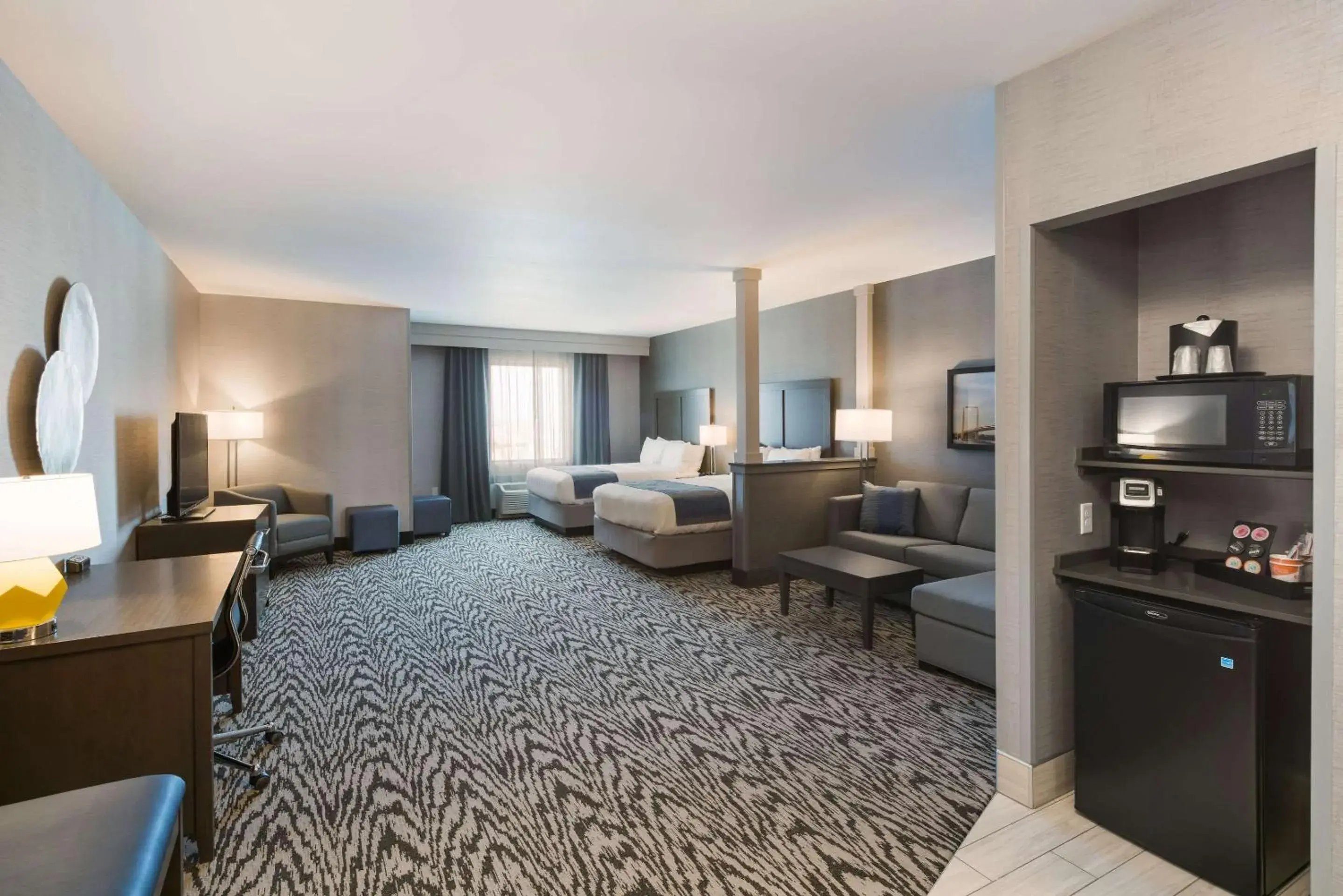 Photo of the whole room, Bed in Comfort Suites Kennewick at Southridge Photo of the whole room, Bed in Comfort Suites Kennewick at Southridge