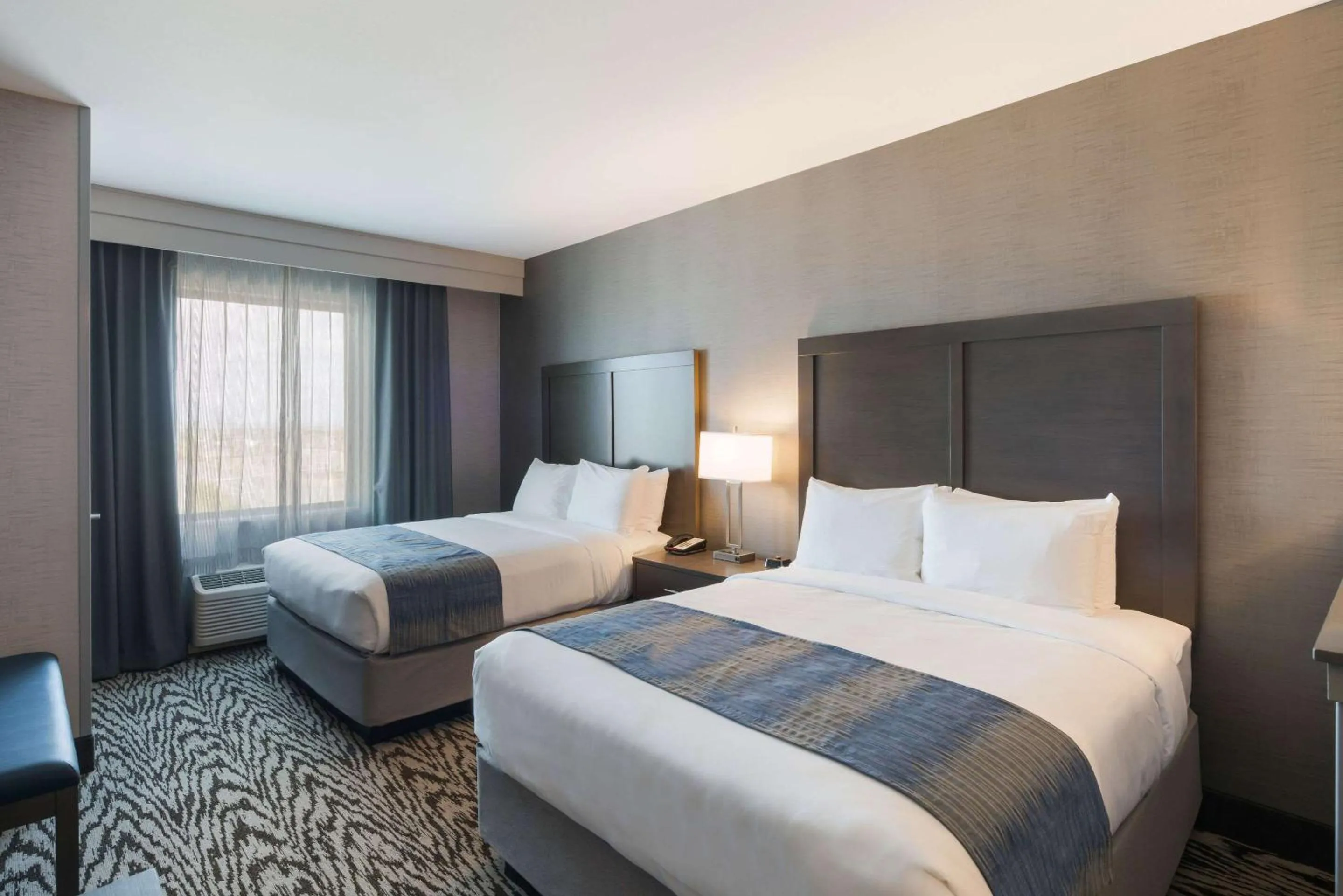 Photo of the whole room, Bed in Comfort Suites Kennewick at Southridge