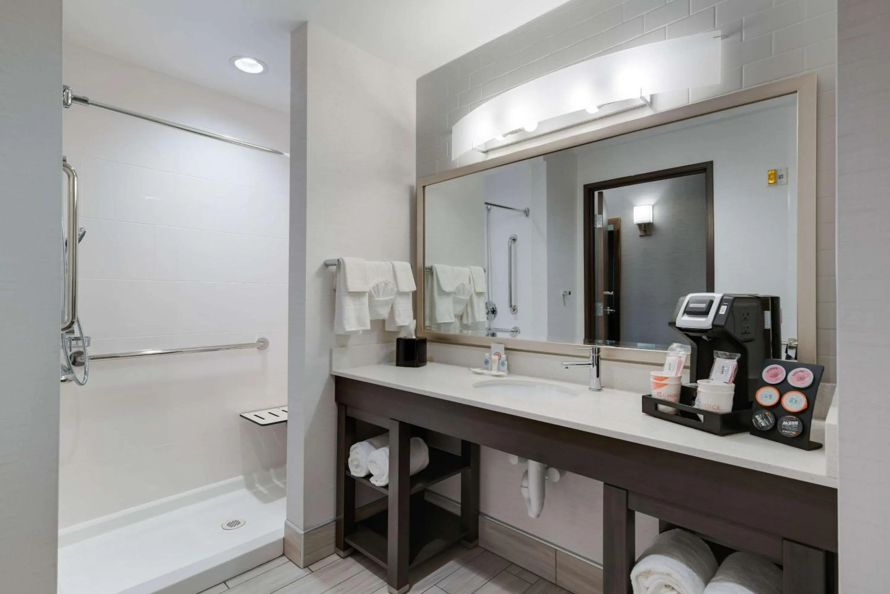 Bathroom in Comfort Suites Kennewick at Southridge