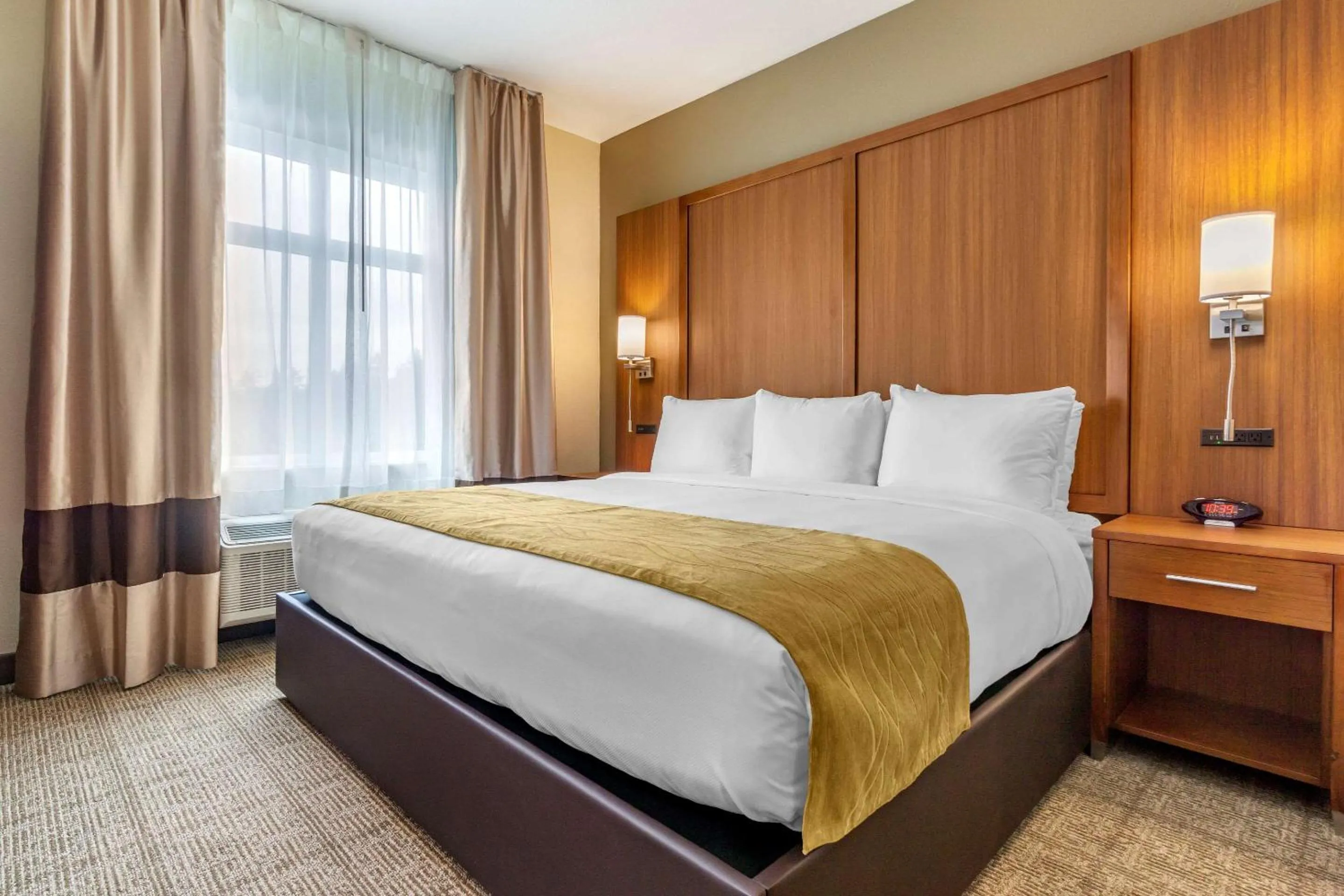 Photo of the whole room, Bed in Comfort Inn & Suites Lakewood by JBLM