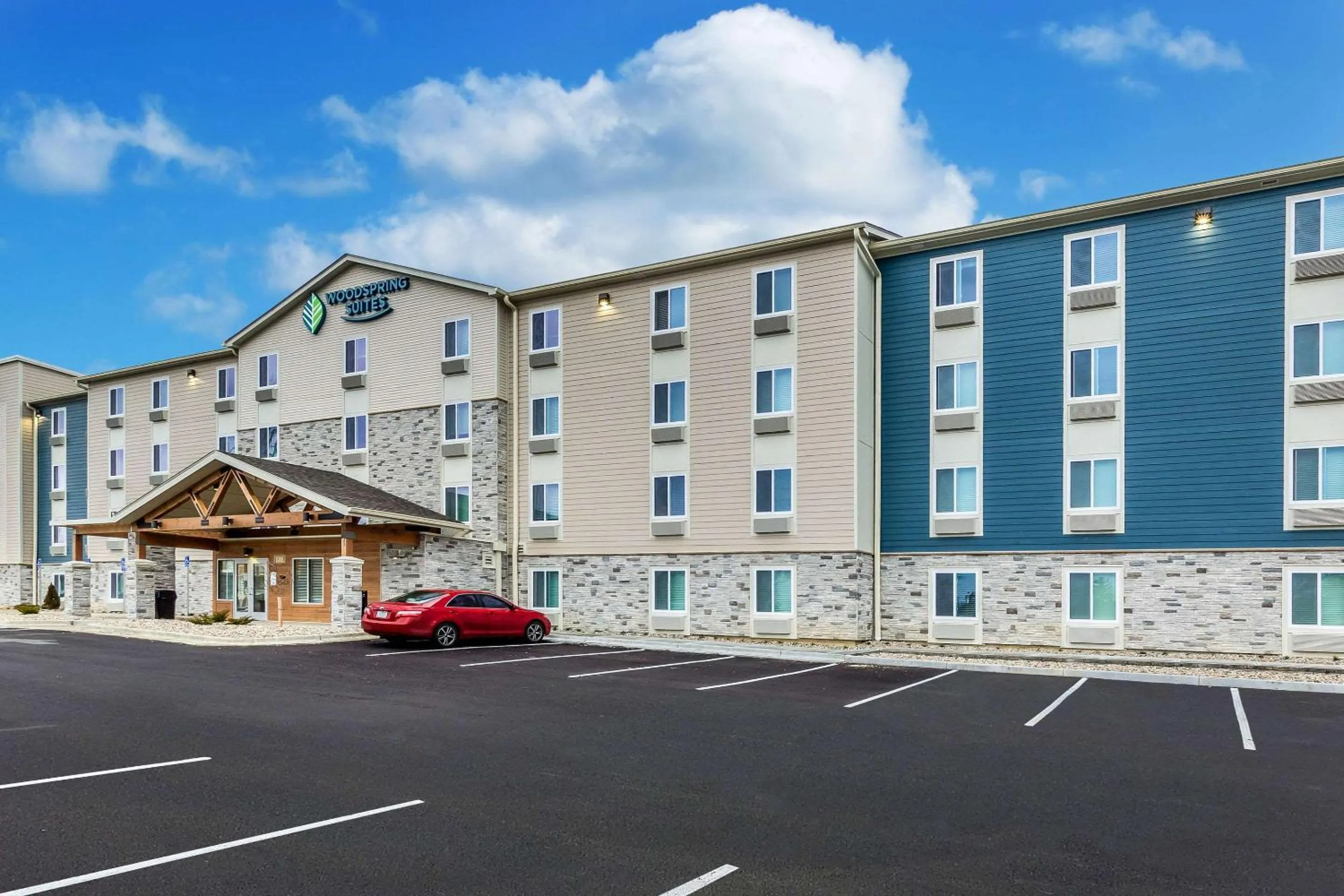 Property building in WoodSpring Suites Indianapolis Castleton