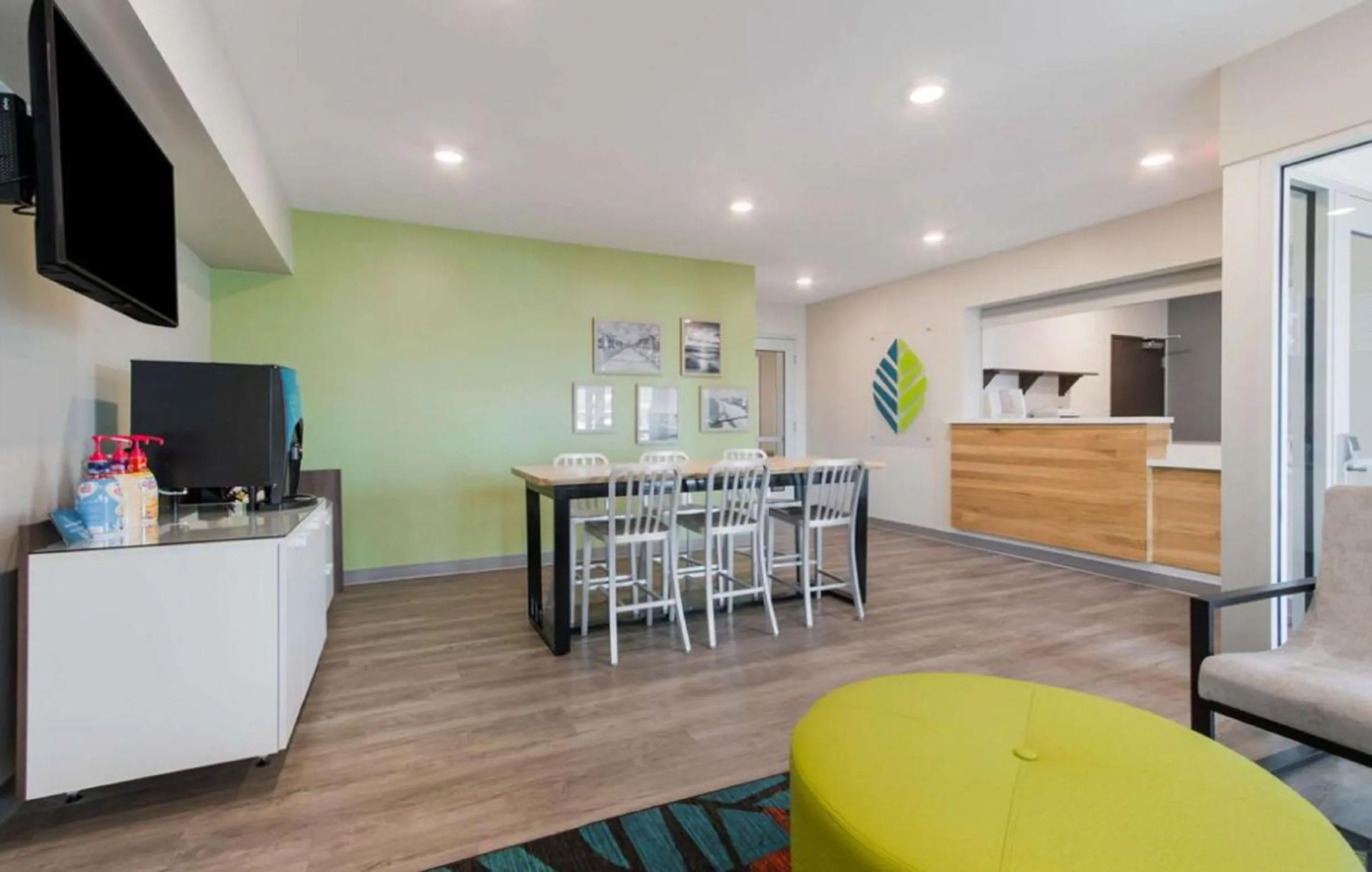 Dining area in Woodspring Suites Atlanta Stockbridge