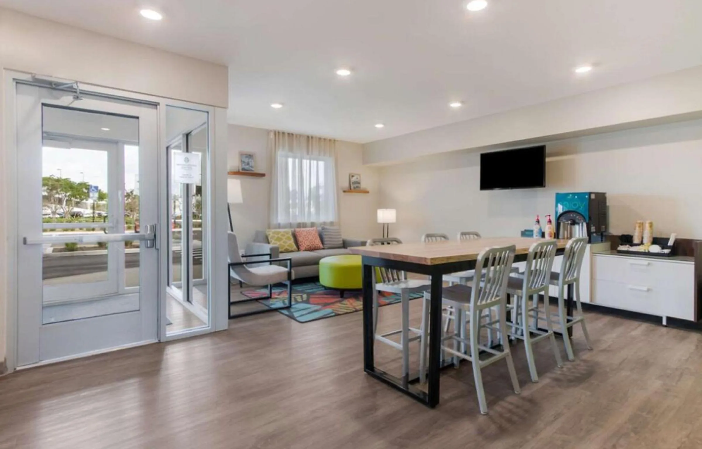 Dining area in Woodspring Suites Atlanta Stockbridge