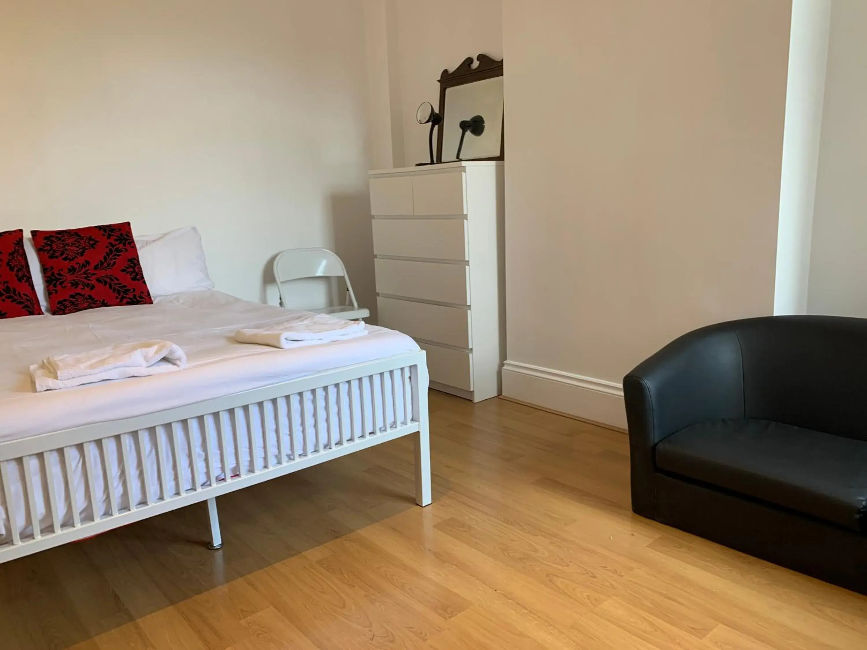 Basic Triple Room with Shared Bathroom in Brick lane stay Basic Triple Room with Shared Bathroom in Brick lane stay