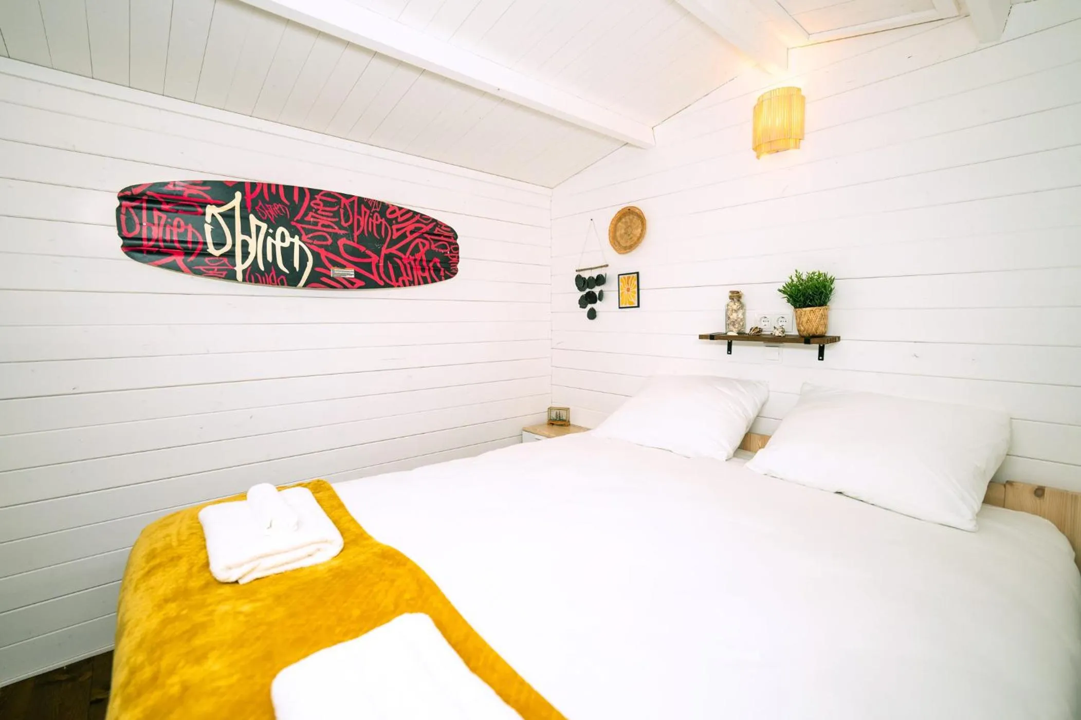 Bedroom, Bed in Outside Inn