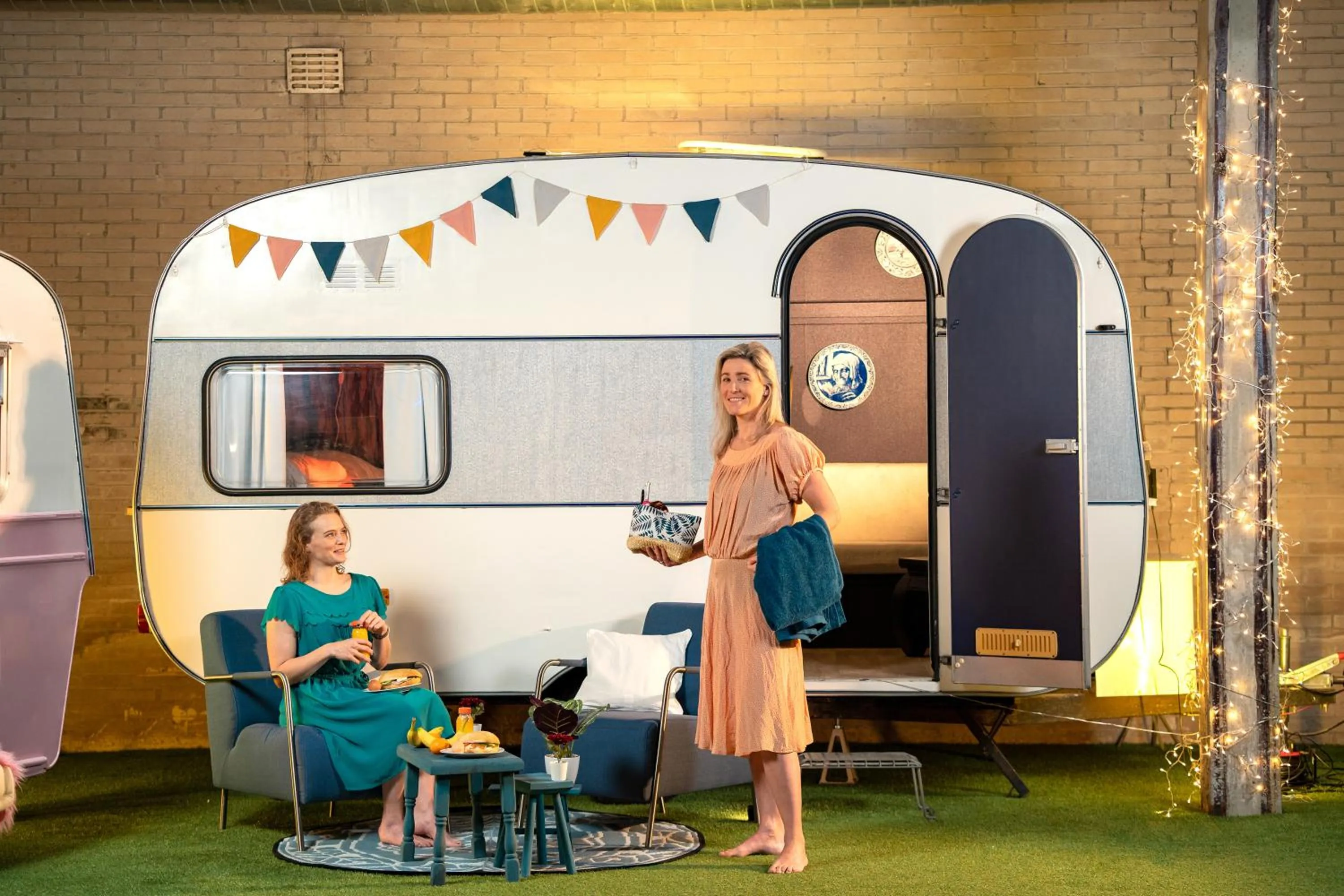 Photo of the whole room in Outside Inn