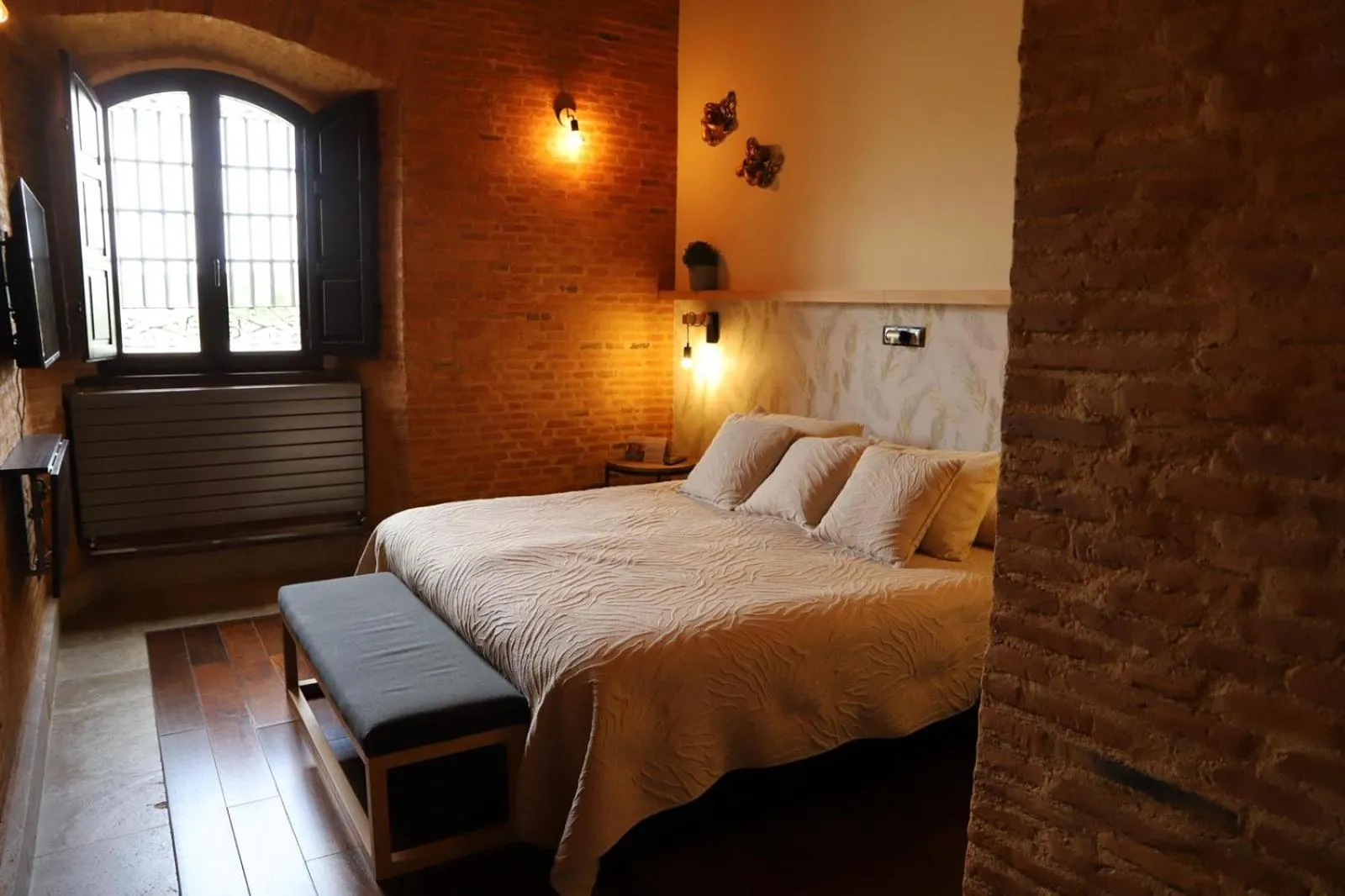 Photo of the whole room, Bed in Castillo de Monte la Reina Posada Real & Bodega