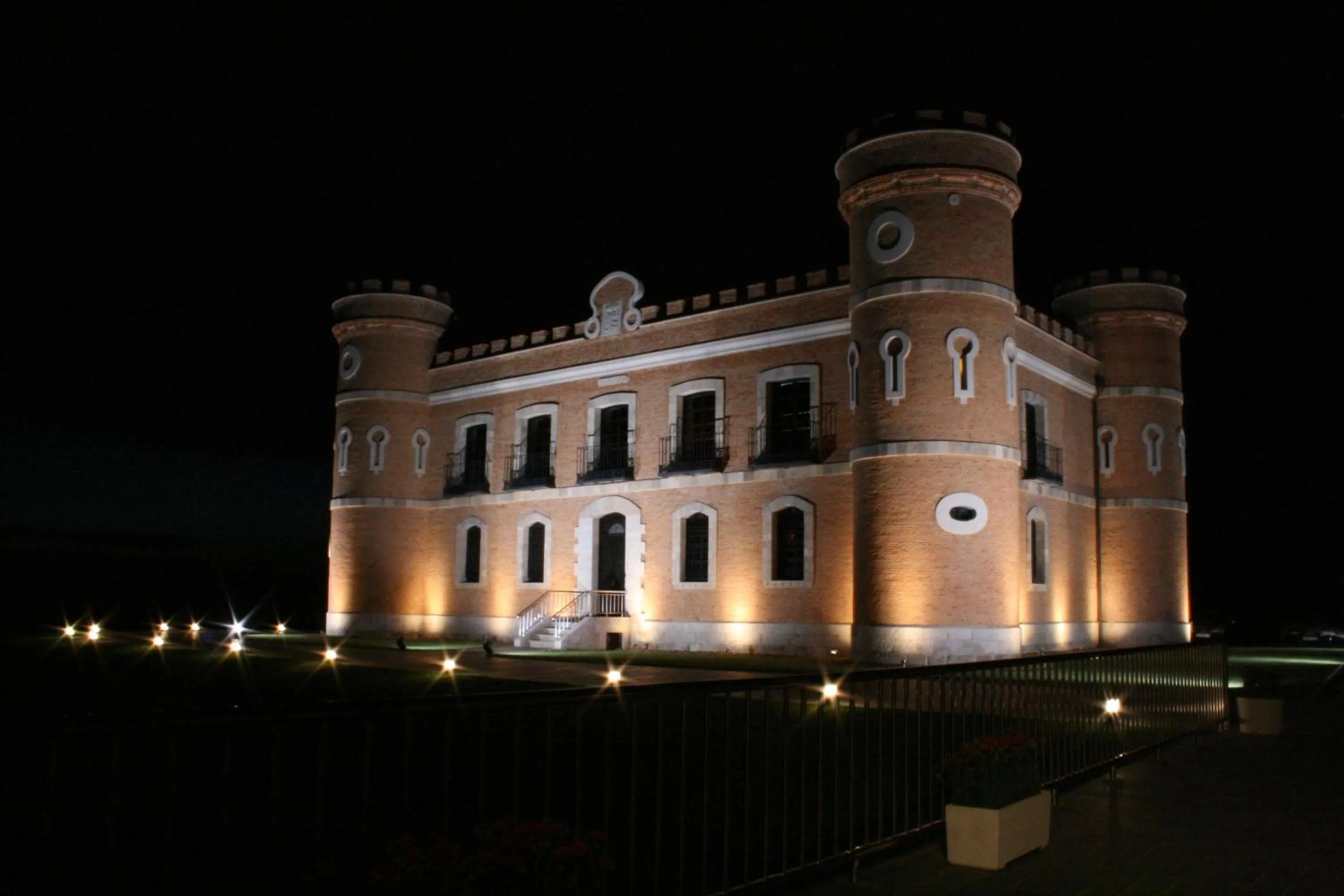 Property building in Castillo de Monte la Reina Posada Real & Bodega