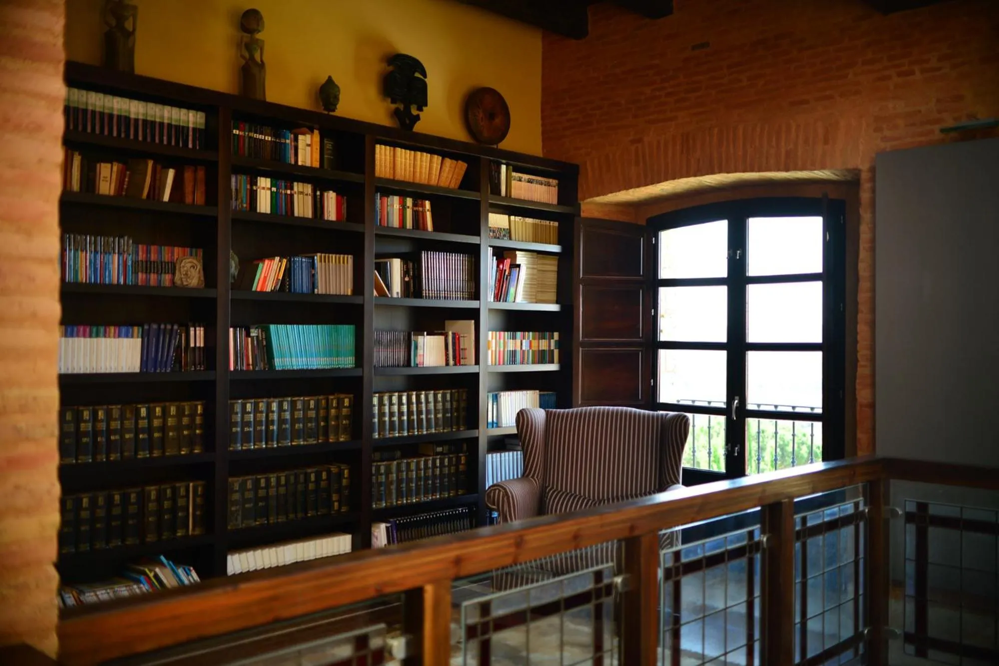 Library in Castillo de Monte la Reina Posada Real & Bodega
