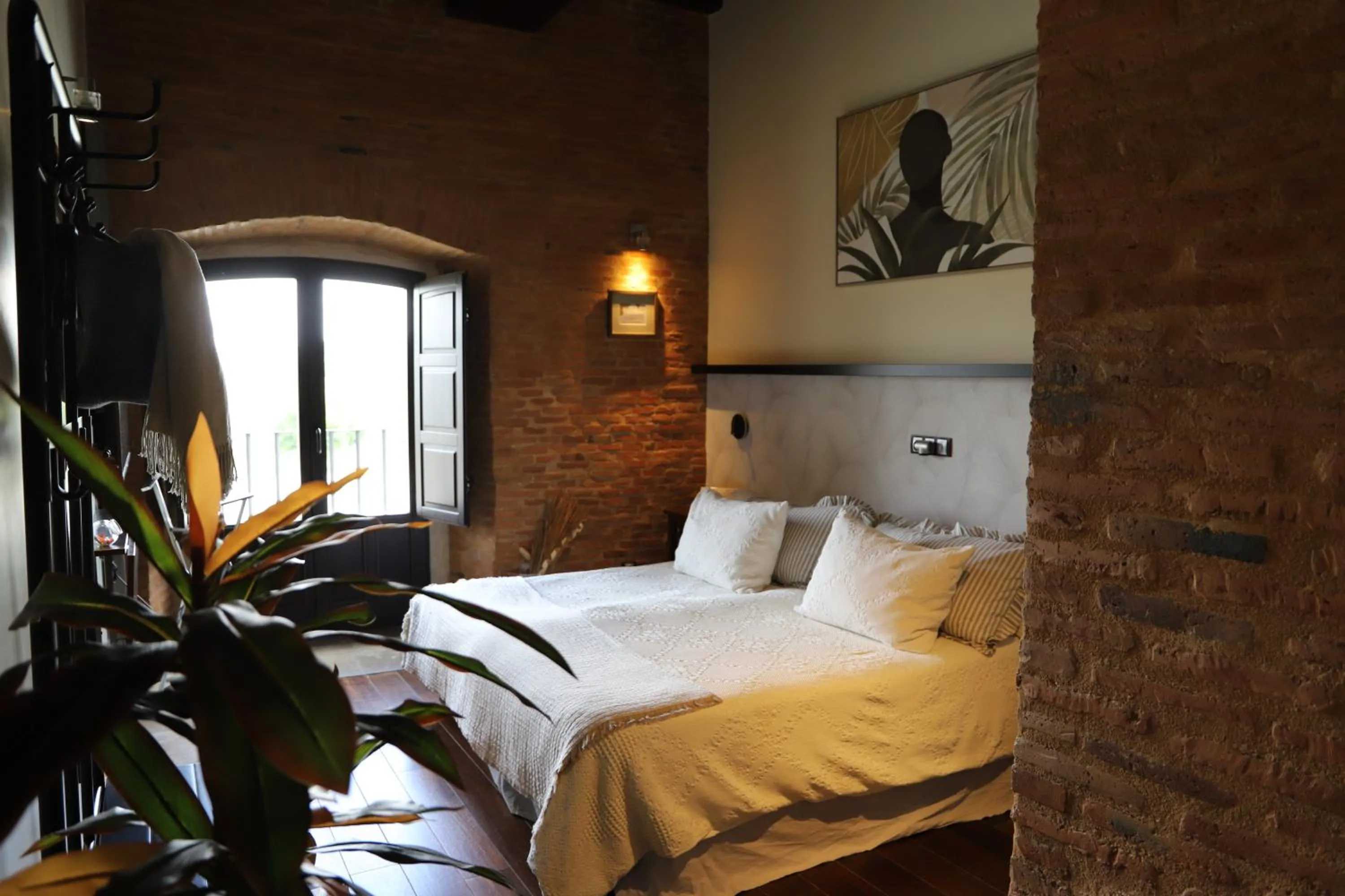 Photo of the whole room, Bed in Castillo de Monte la Reina Posada Real & Bodega
