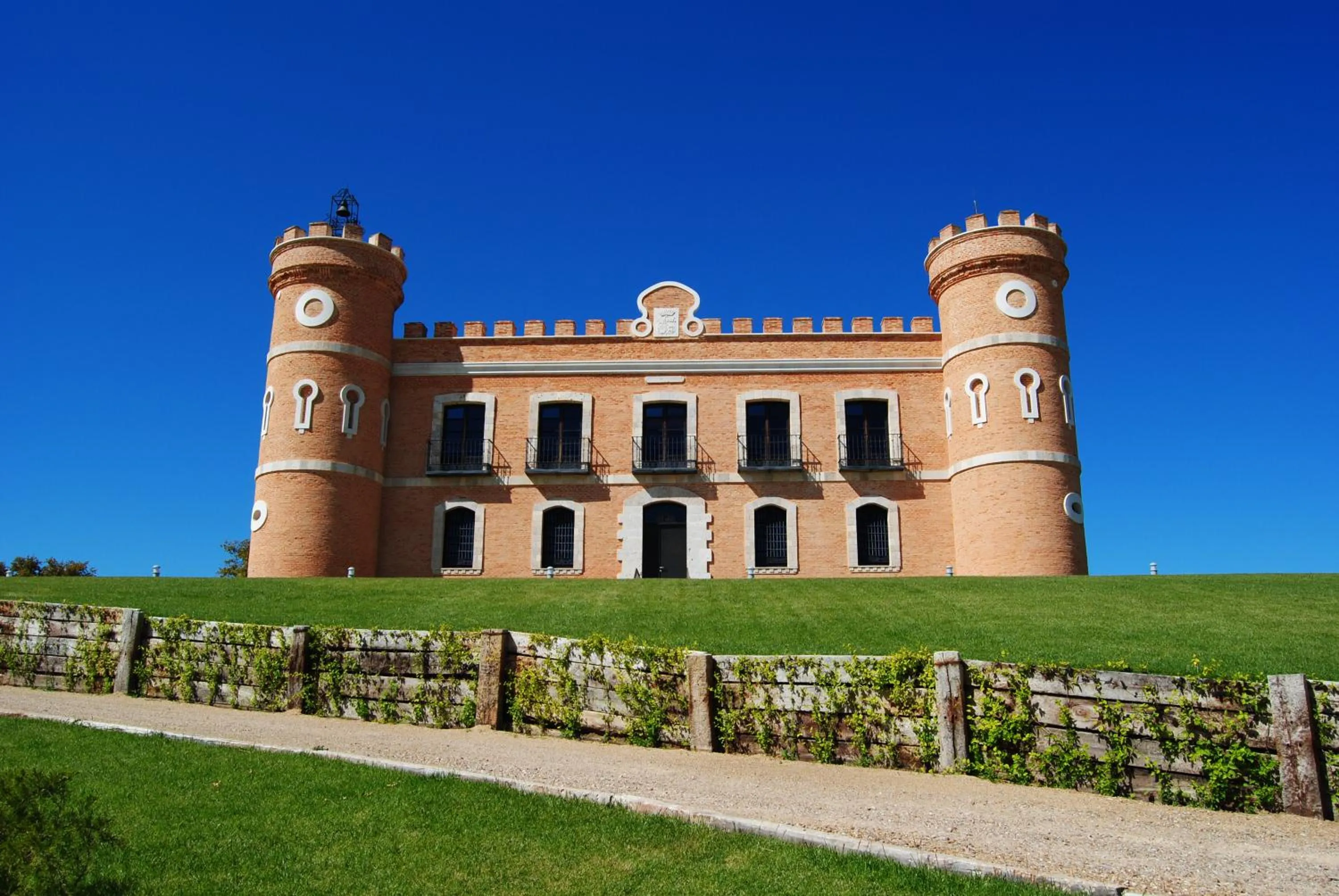 Facade/entrance in Castillo de Monte la Reina Posada Real & Bodega