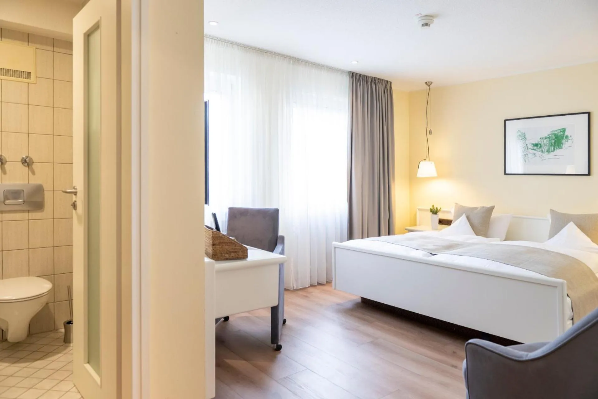 Toilet, Bed in Hotel Deutscher Hof