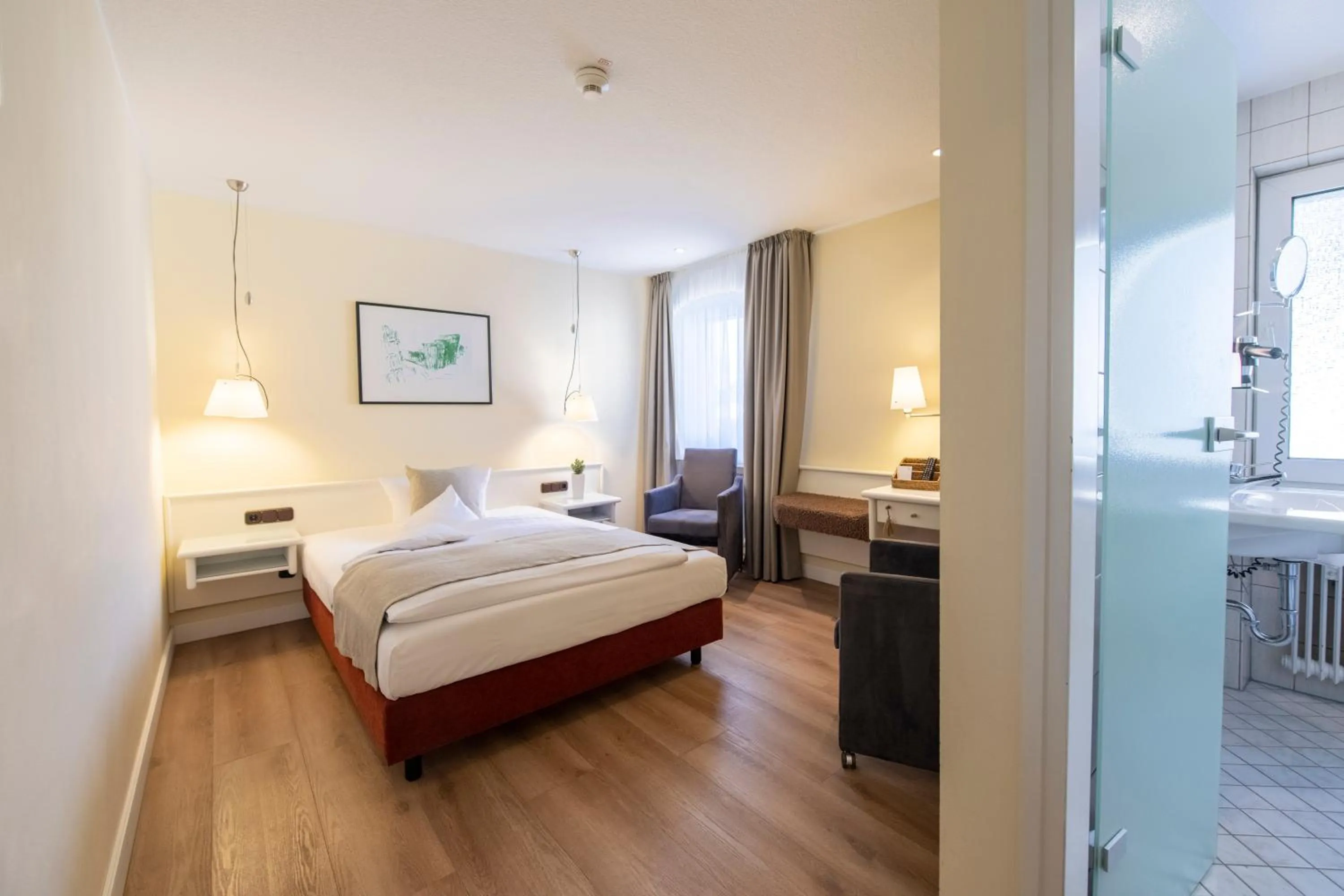 Bathroom, Bed in Hotel Deutscher Hof