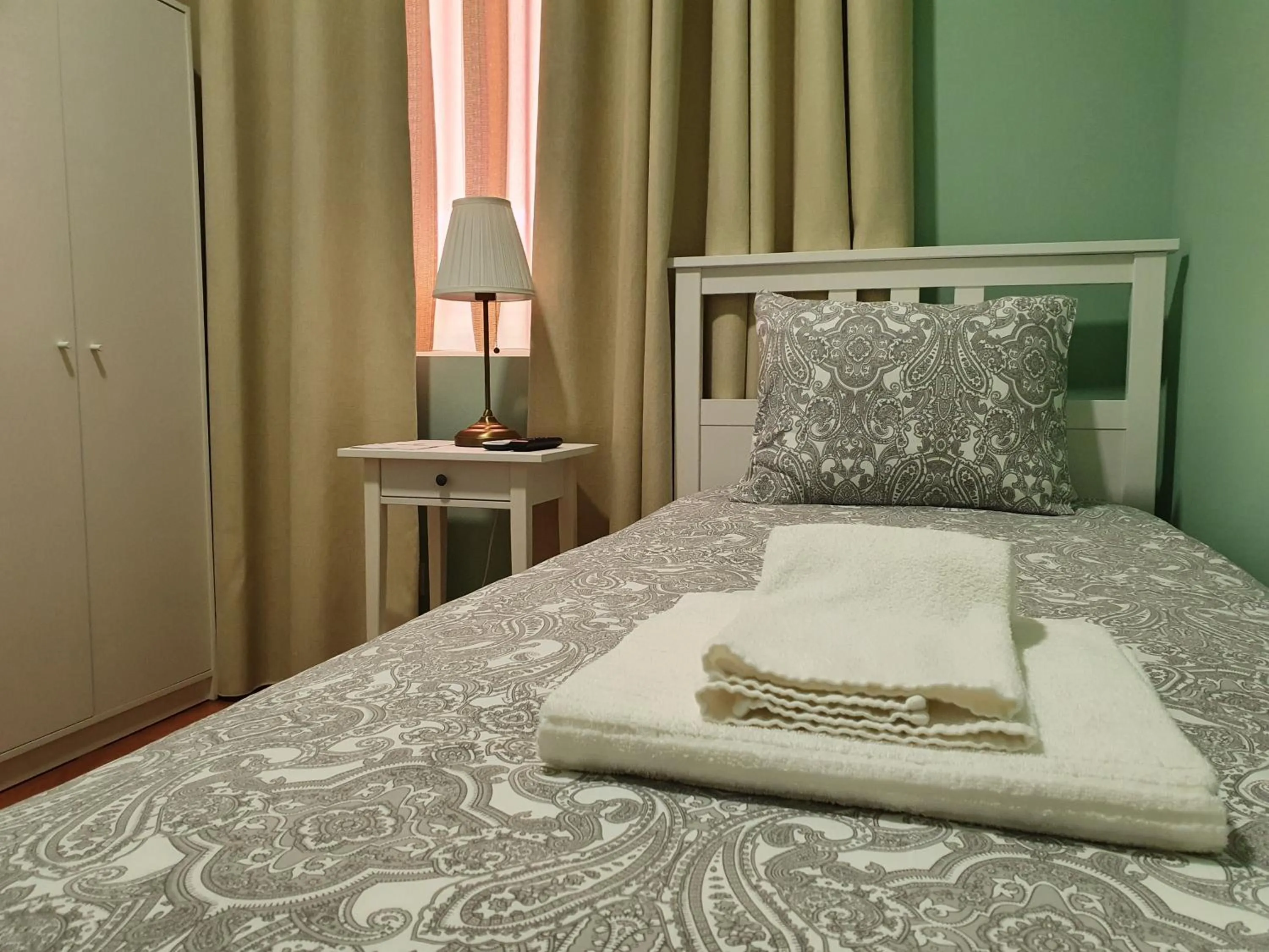 Bed in Inn Faro - Casa Amarela - Guest House