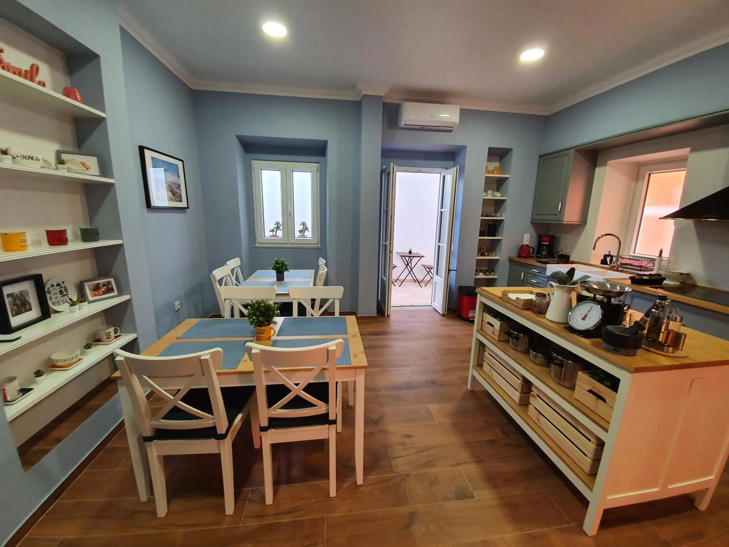 Communal kitchen in Inn Faro - Casa Amarela - Guest House
