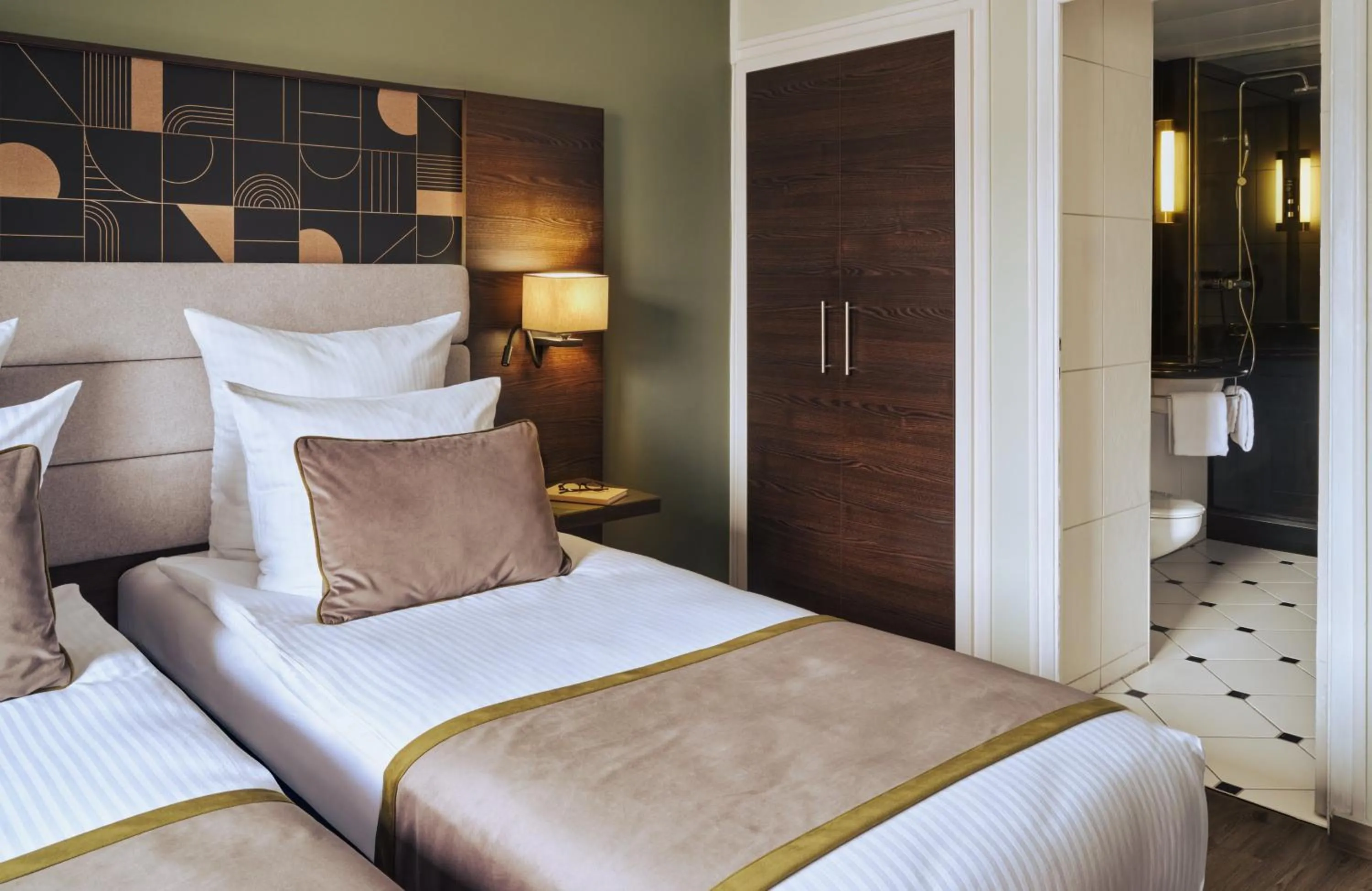 Photo of the whole room, Bed in Hotel Mannheimer Hof - Leonardo Limited Edition