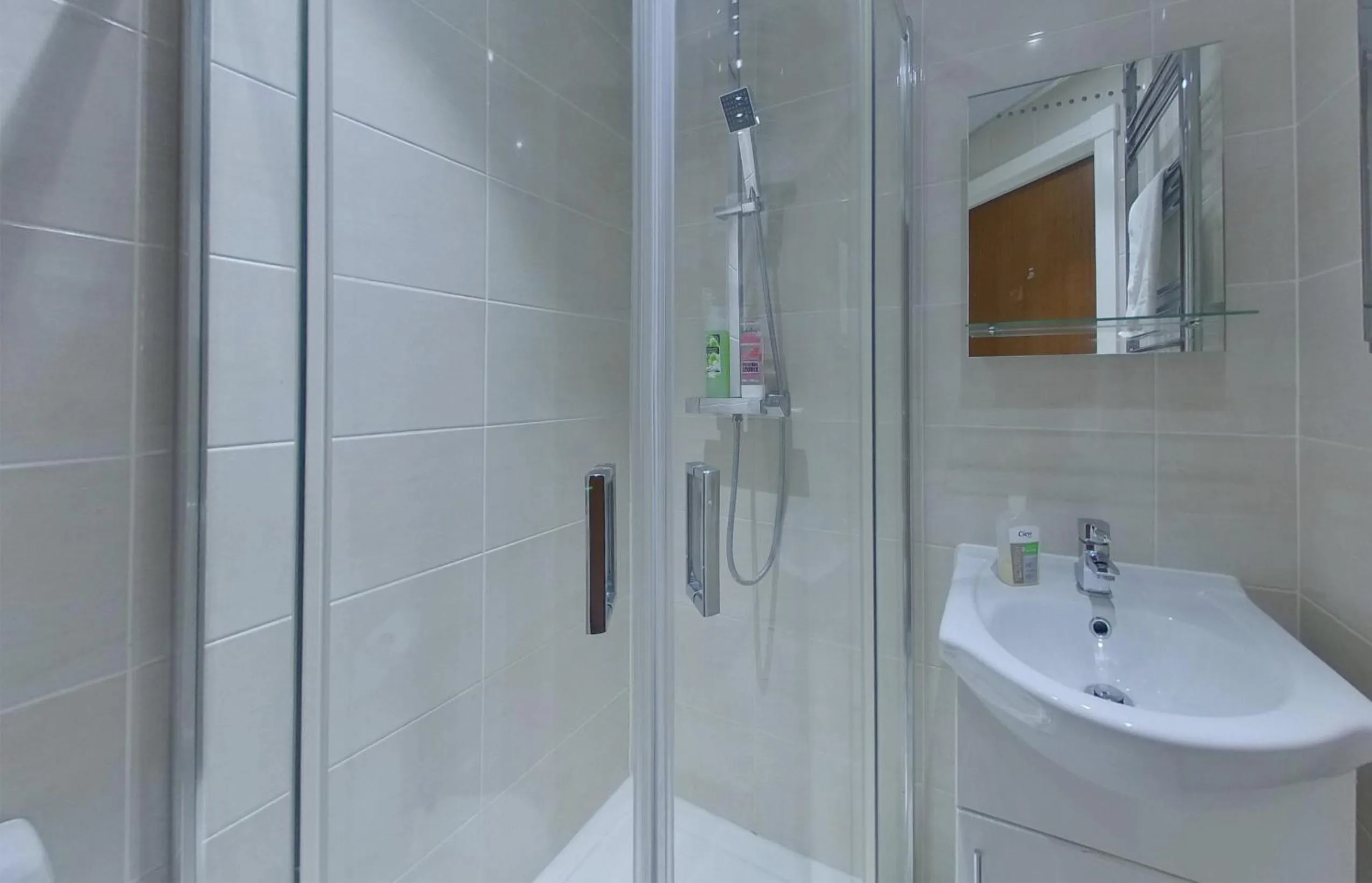 Victoria House - Deluxe Studios in Coventry City Centre, free parking, by COVSTAYS