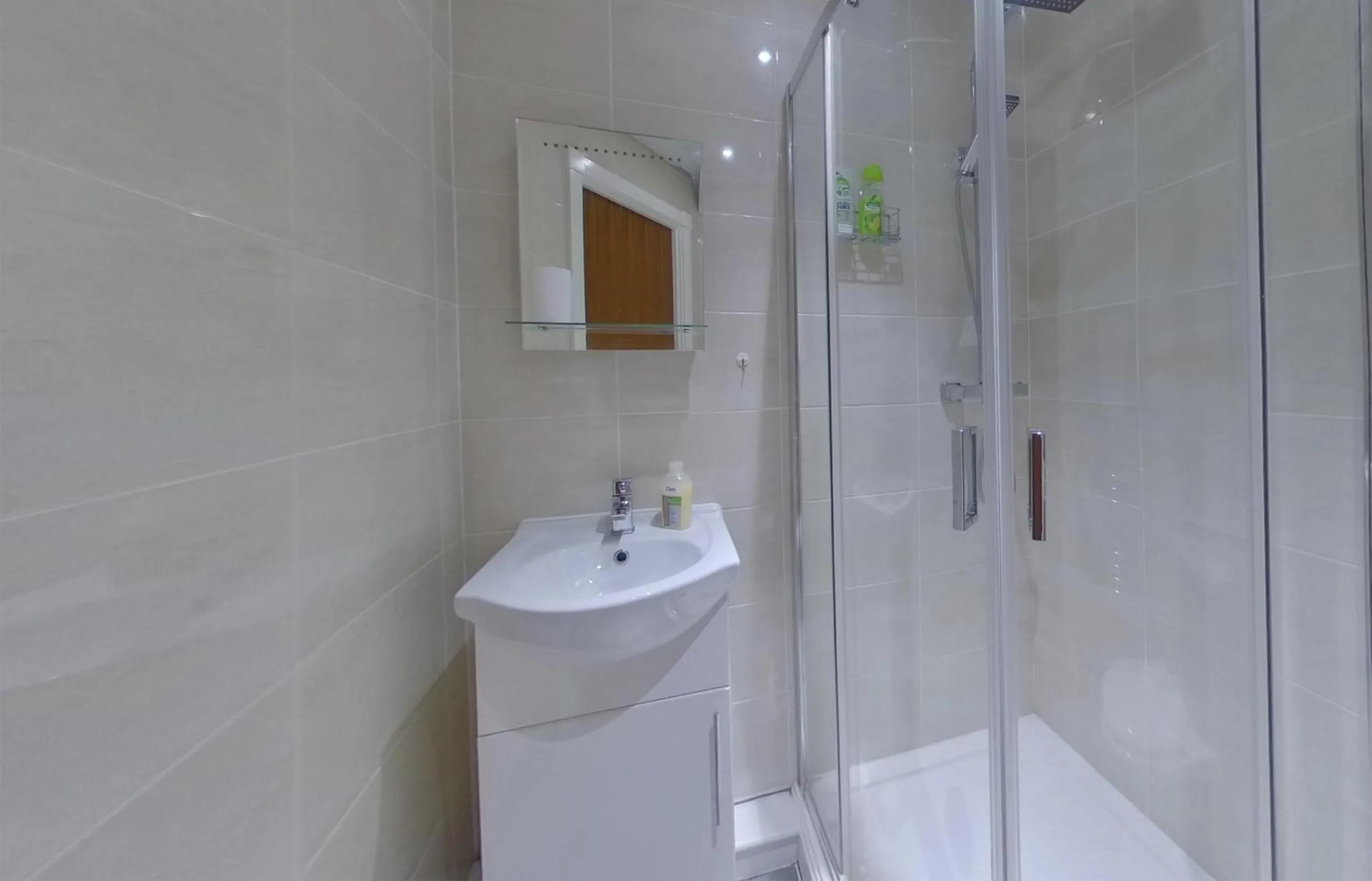 Victoria House - Deluxe Studios in Coventry City Centre, free parking, by COVSTAYS