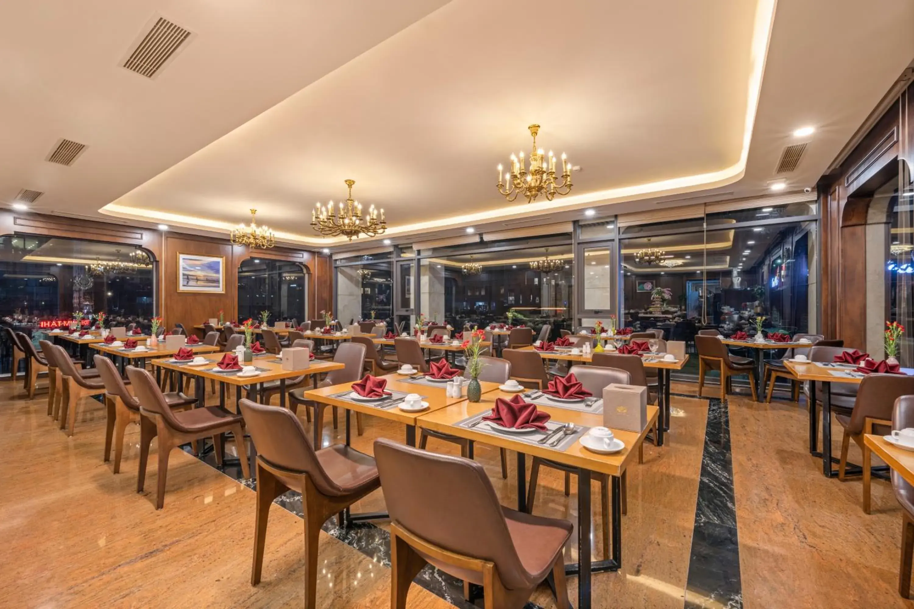 Restaurant/places to eat in Golden Lotus Hotel Da Nang - Rooftop Bar Sea View Restaurant/places to eat in Golden Lotus Hotel Da Nang - Rooftop Bar Sea View