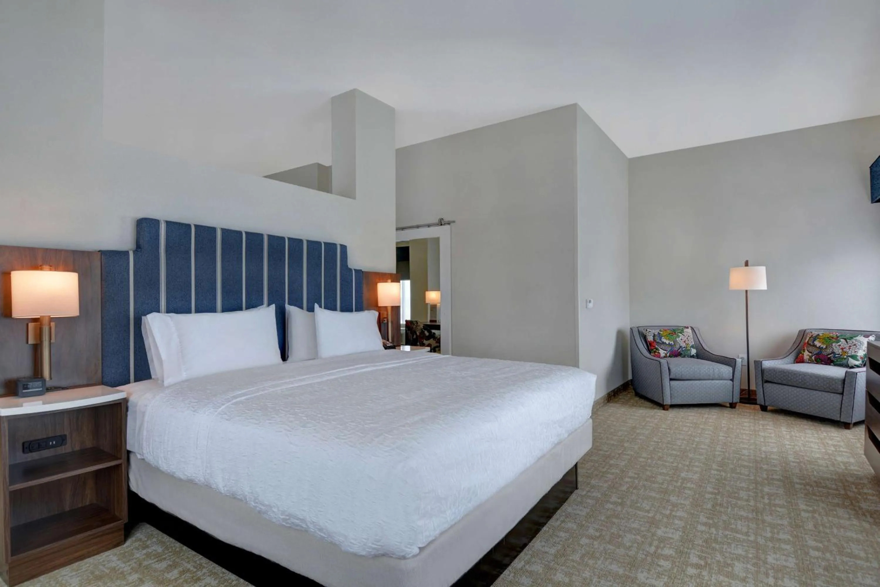 Bed in Hampton Inn & Suites Nashville Downtown Capitol View, Tn