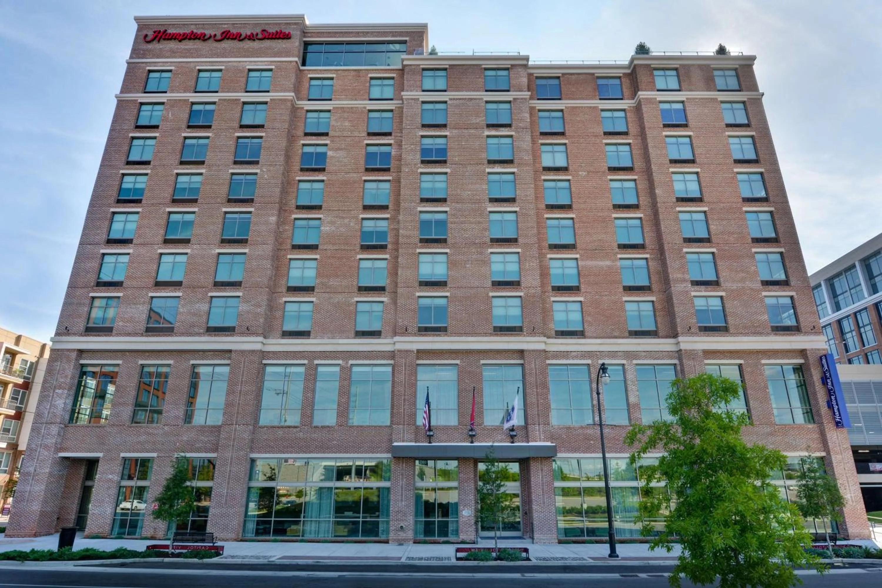 Property building in Hampton Inn & Suites Nashville Downtown Capitol View, Tn