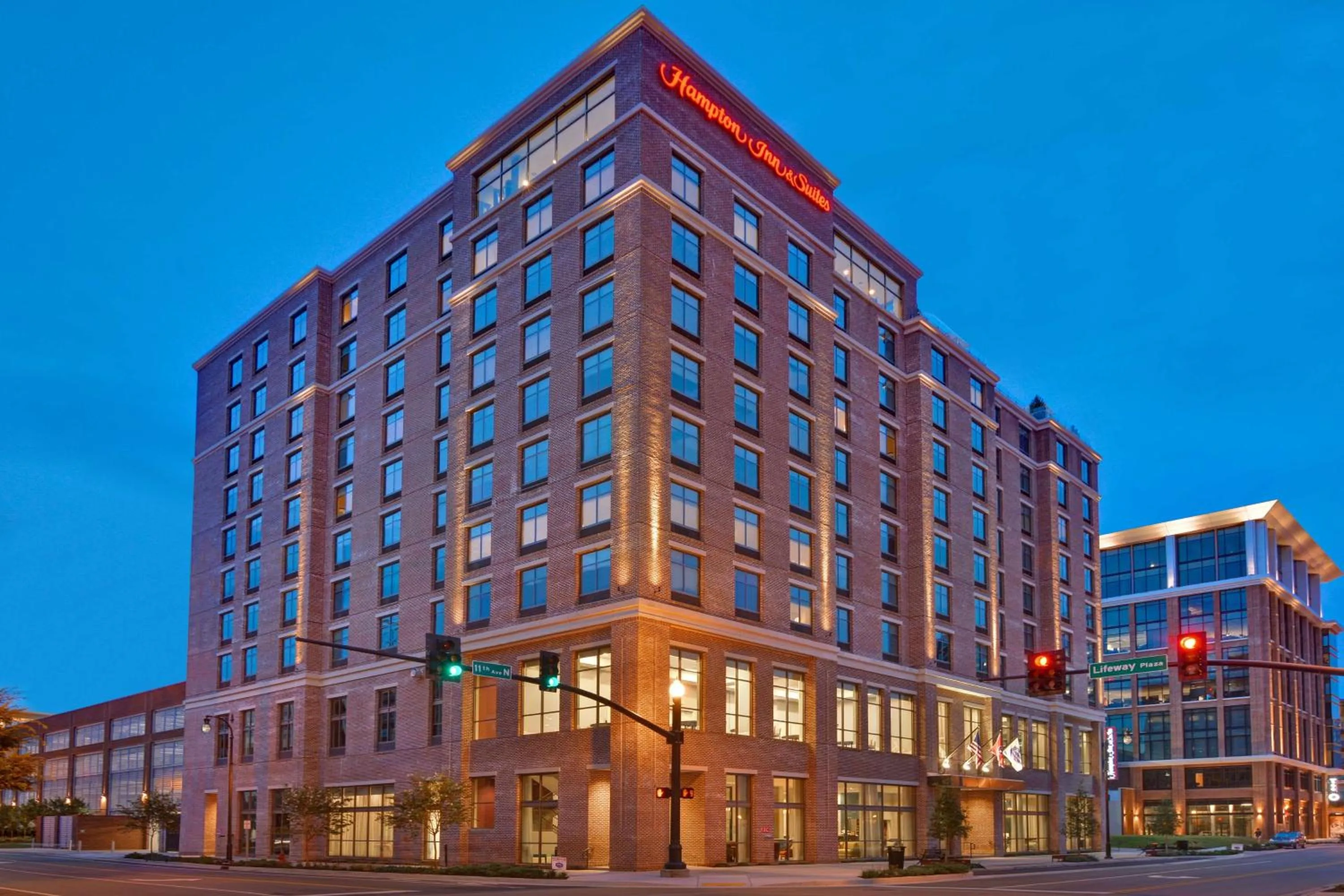Property building in Hampton Inn & Suites Nashville Downtown Capitol View, Tn