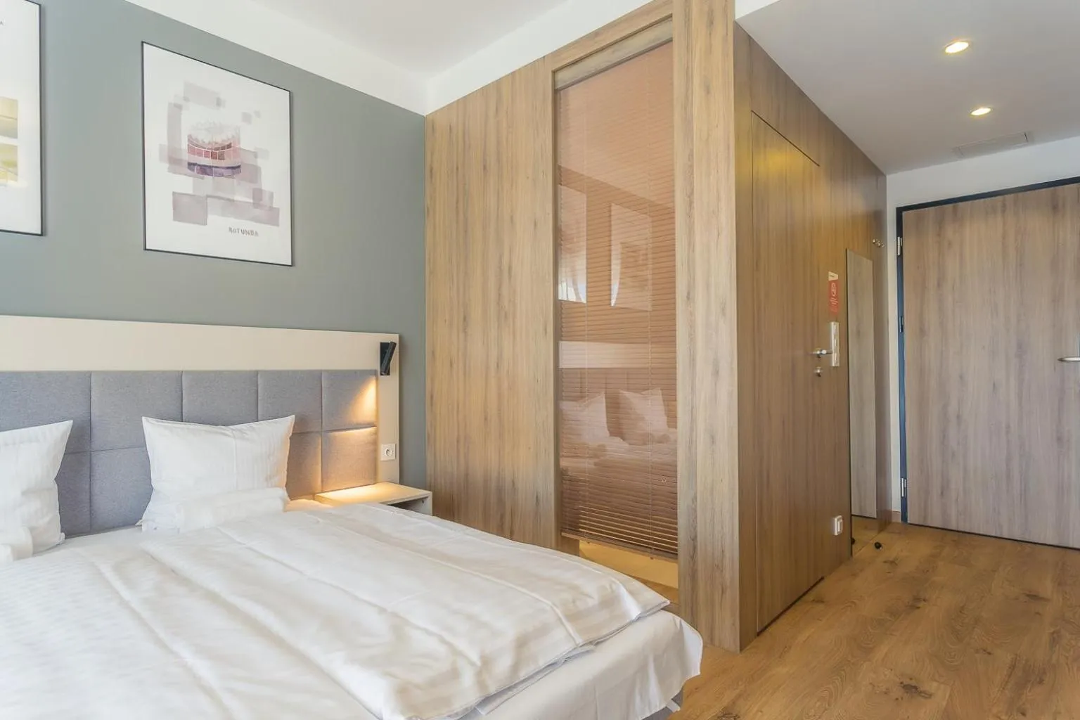 Bedroom, Bed in RentPlanet - Apartamenty Wolska