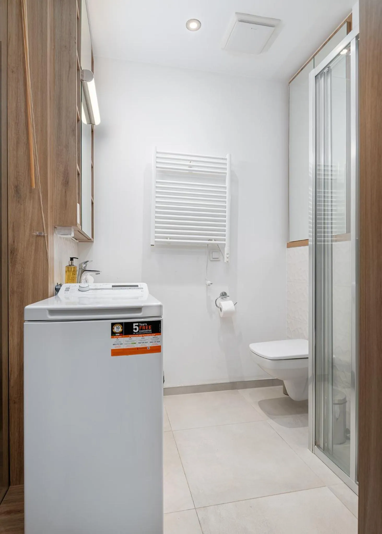 Shower in RentPlanet - Apartamenty Wolska