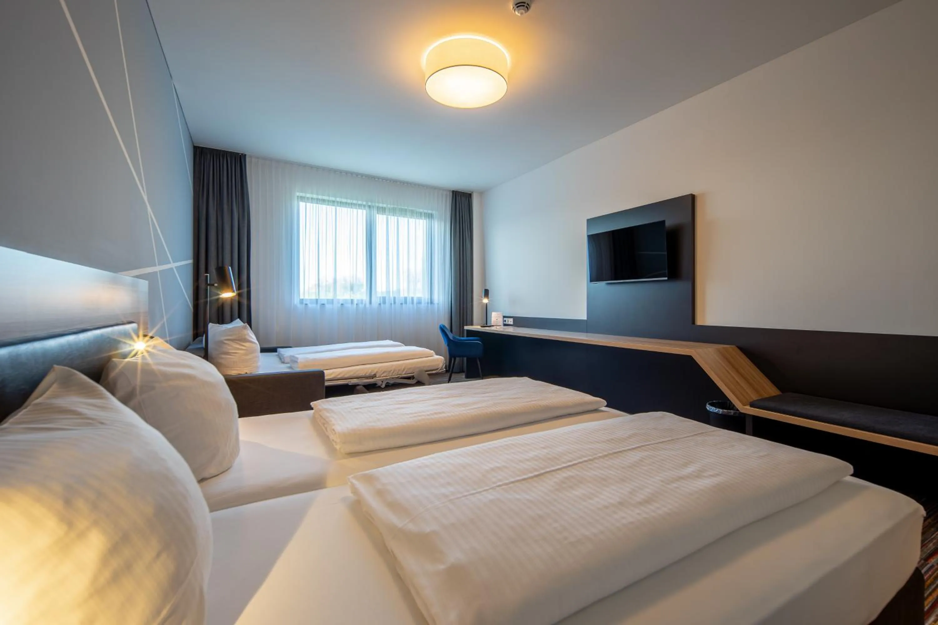 Photo of the whole room, Bed in N+S City Hotel Neumarkt