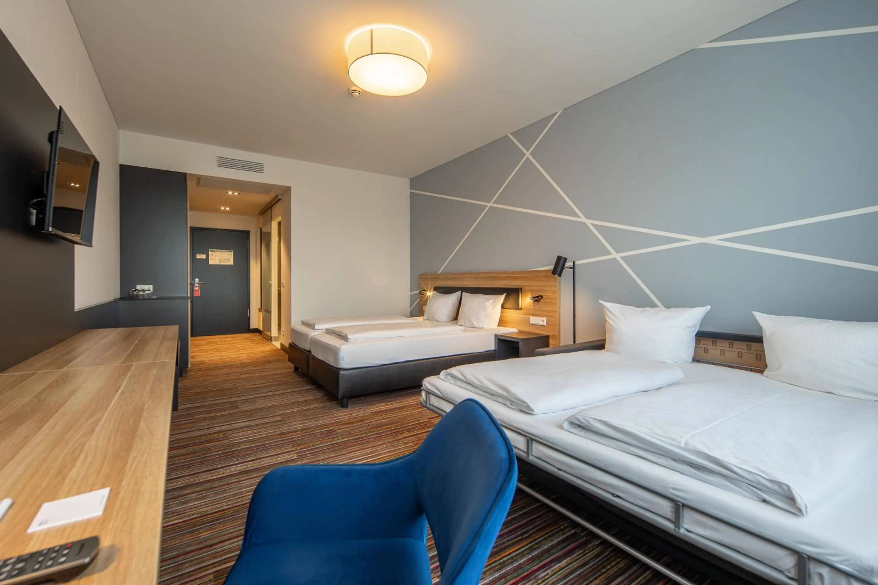 Photo of the whole room, Bed in N+S City Hotel Neumarkt