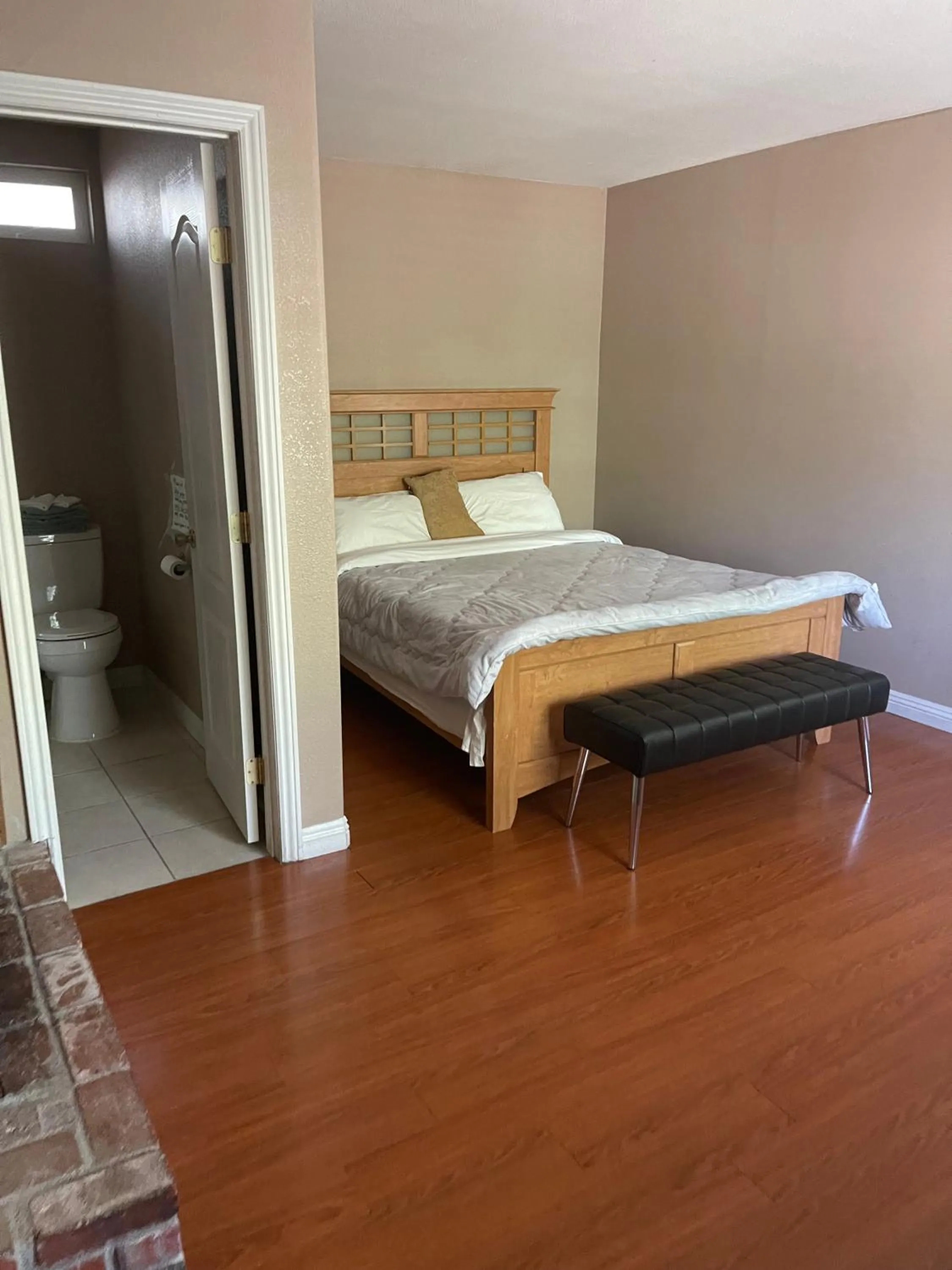 Bed in Mountain View Cabins