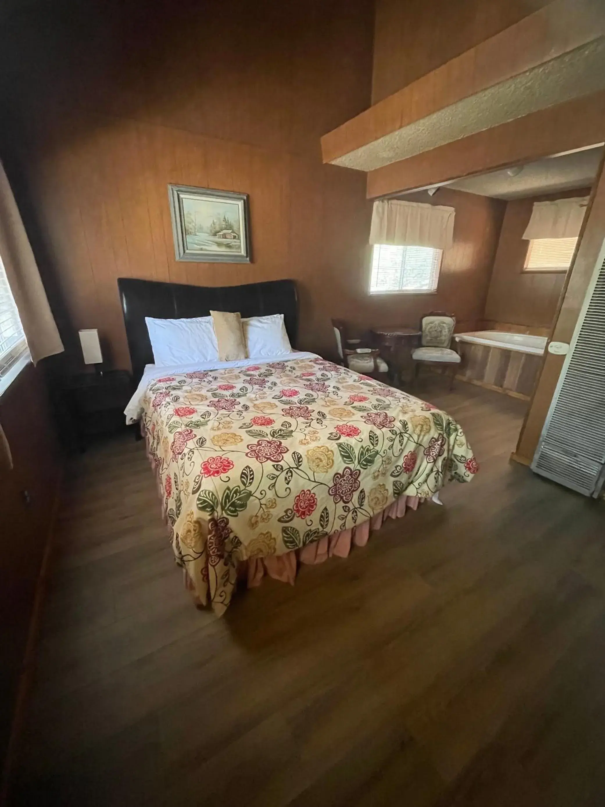 Queen Room with Spa Bath in Mountain View Cabins Queen Room with Spa Bath in Mountain View Cabins