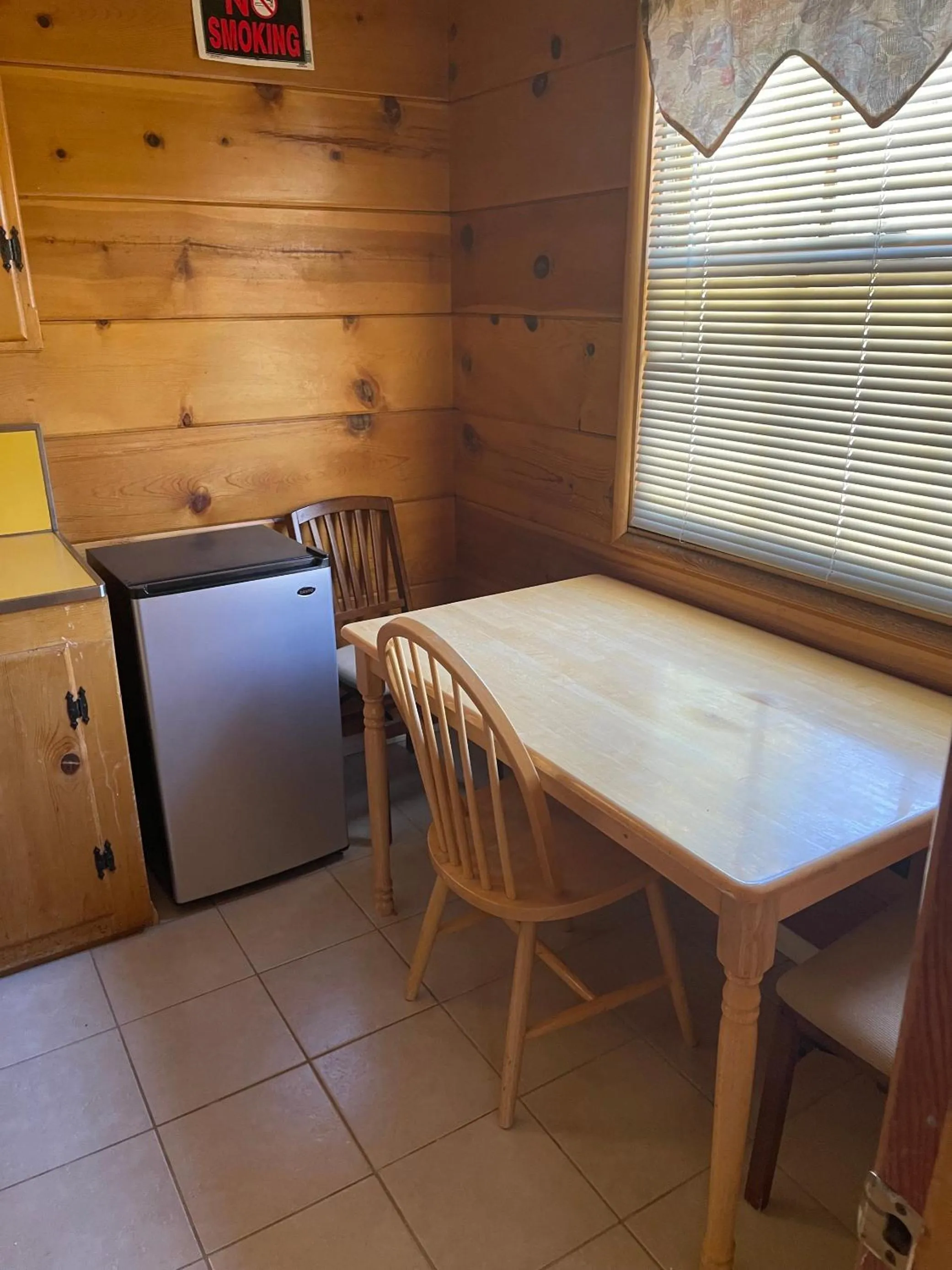 Dining area in Mountain View Cabins