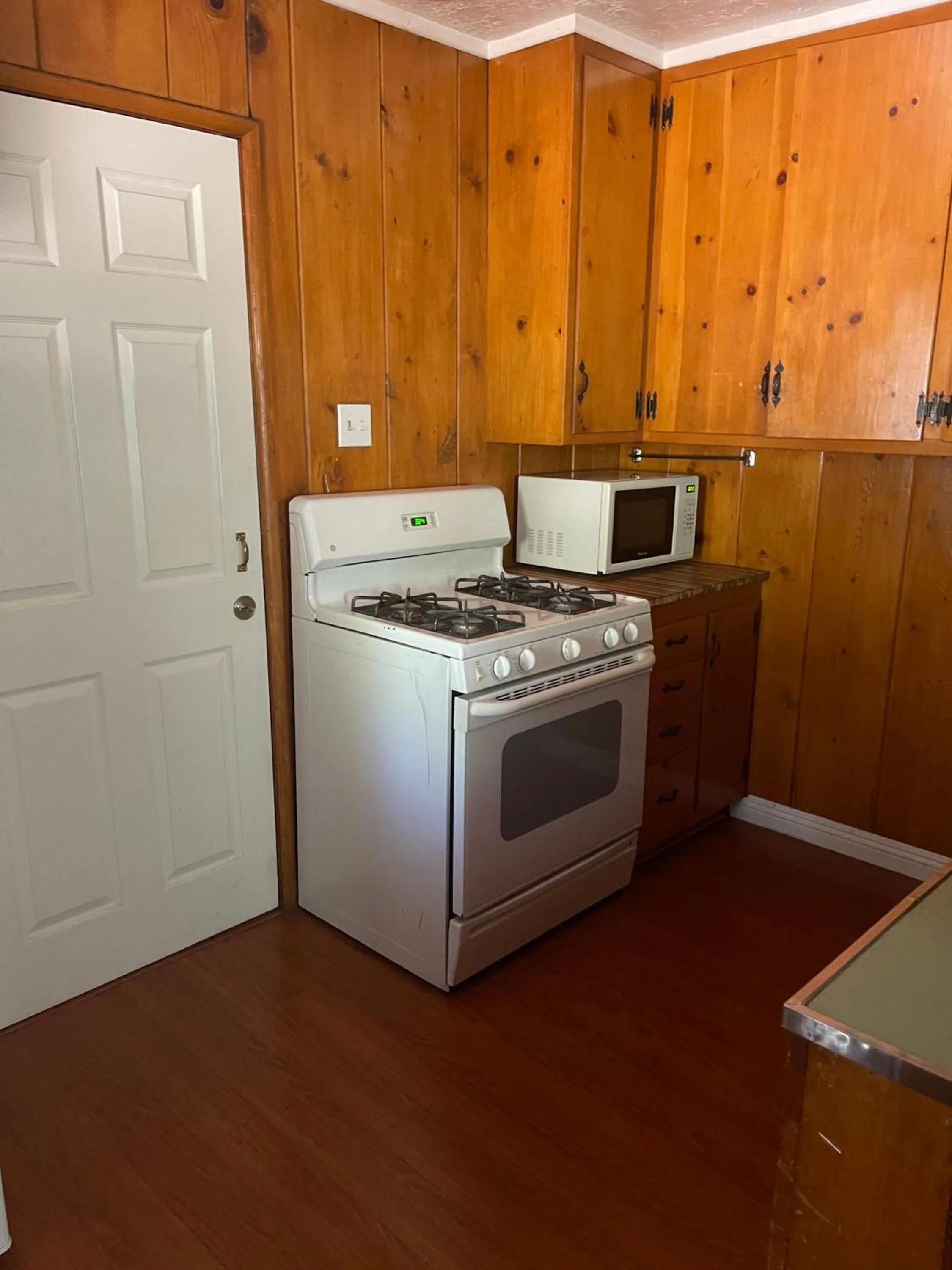 Kitchen or kitchenette in Mountain View Cabins