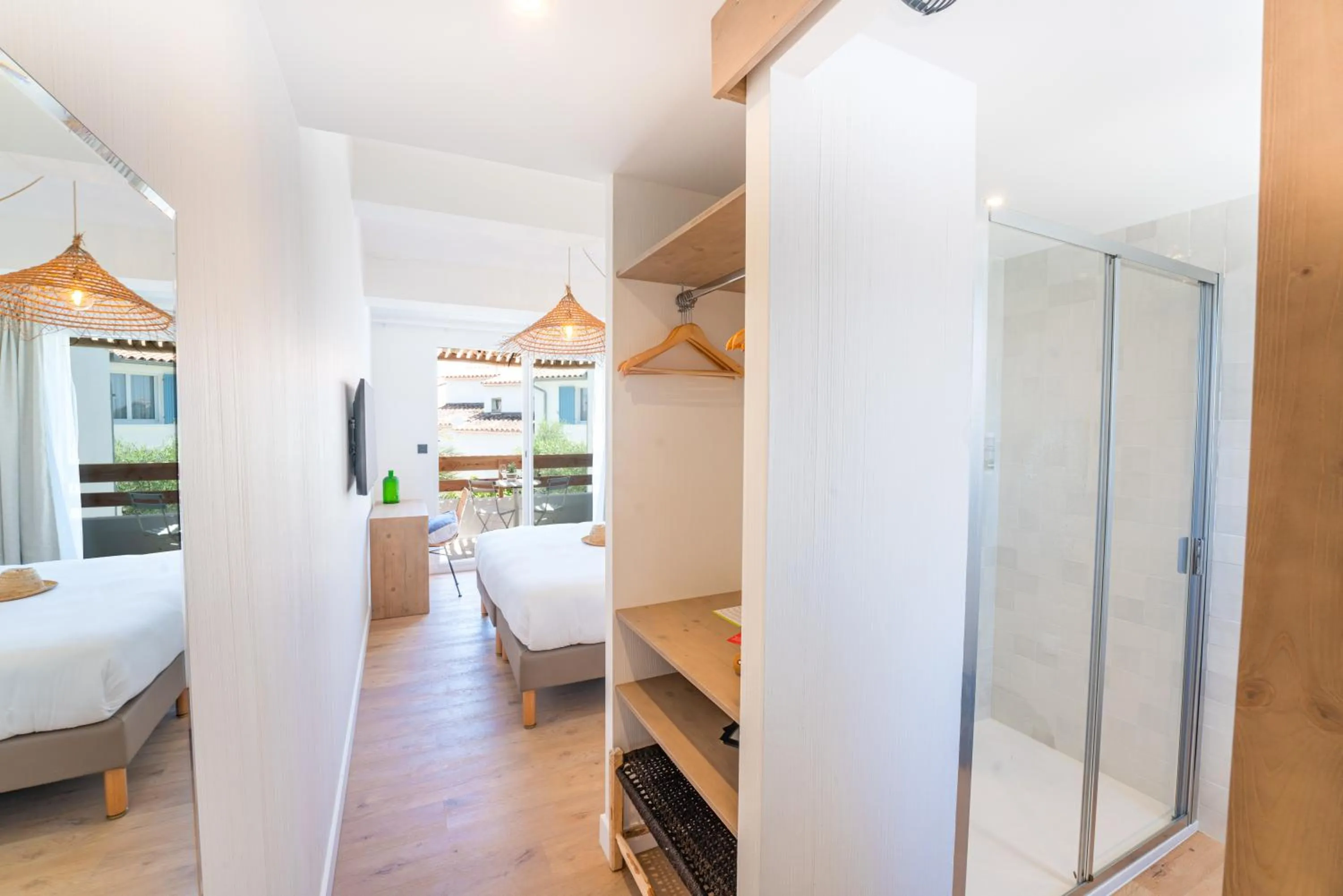 Shower, Bed in Hôtel Casa Marina