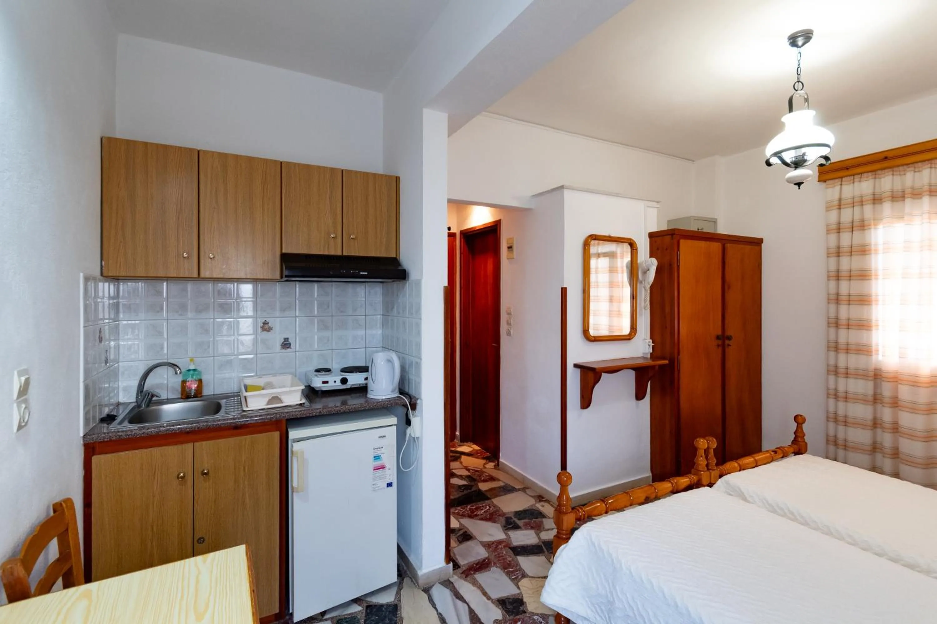 Kitchen or kitchenette, Bed in Lefteris Rooms