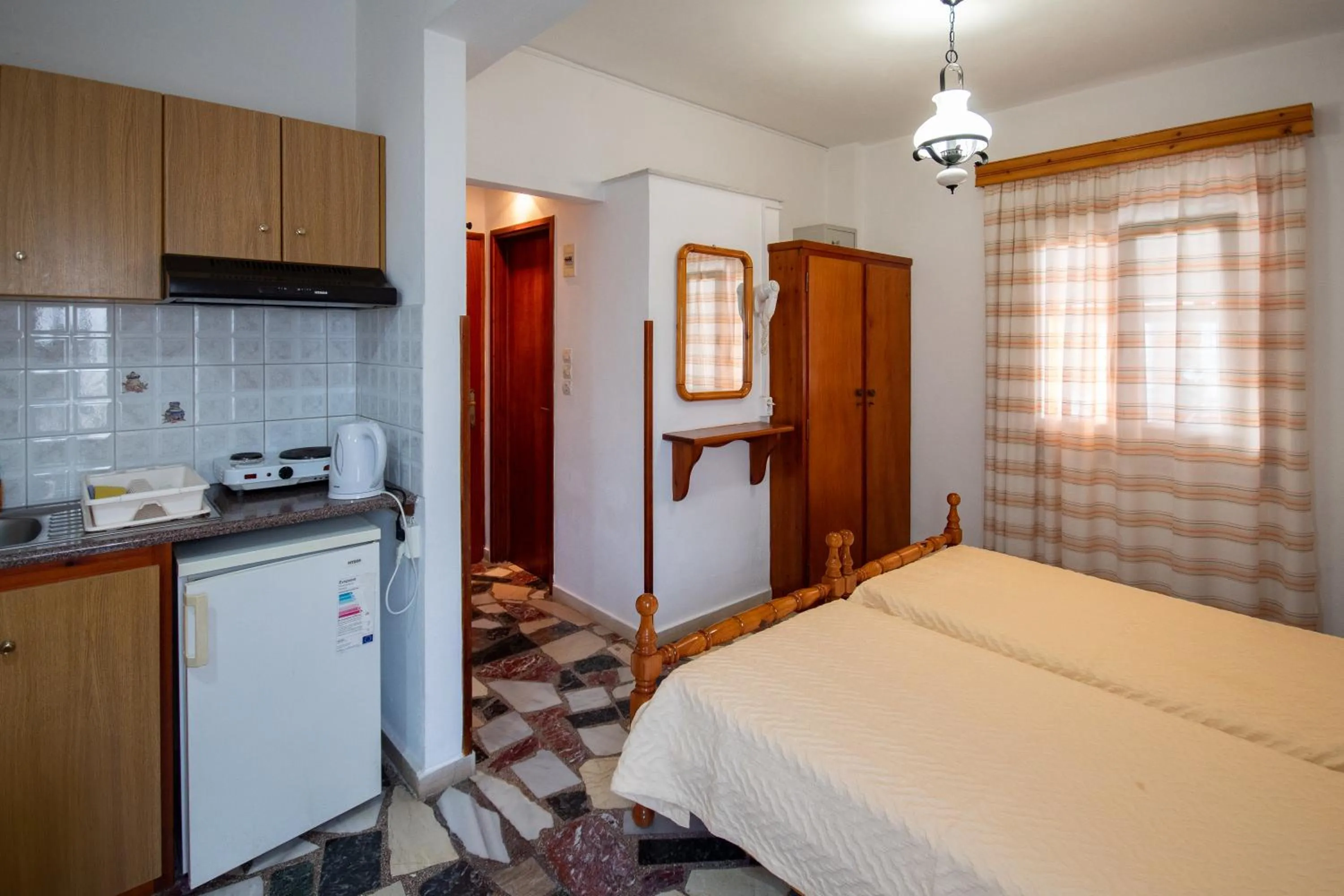 Kitchen or kitchenette, Bed in Lefteris Rooms