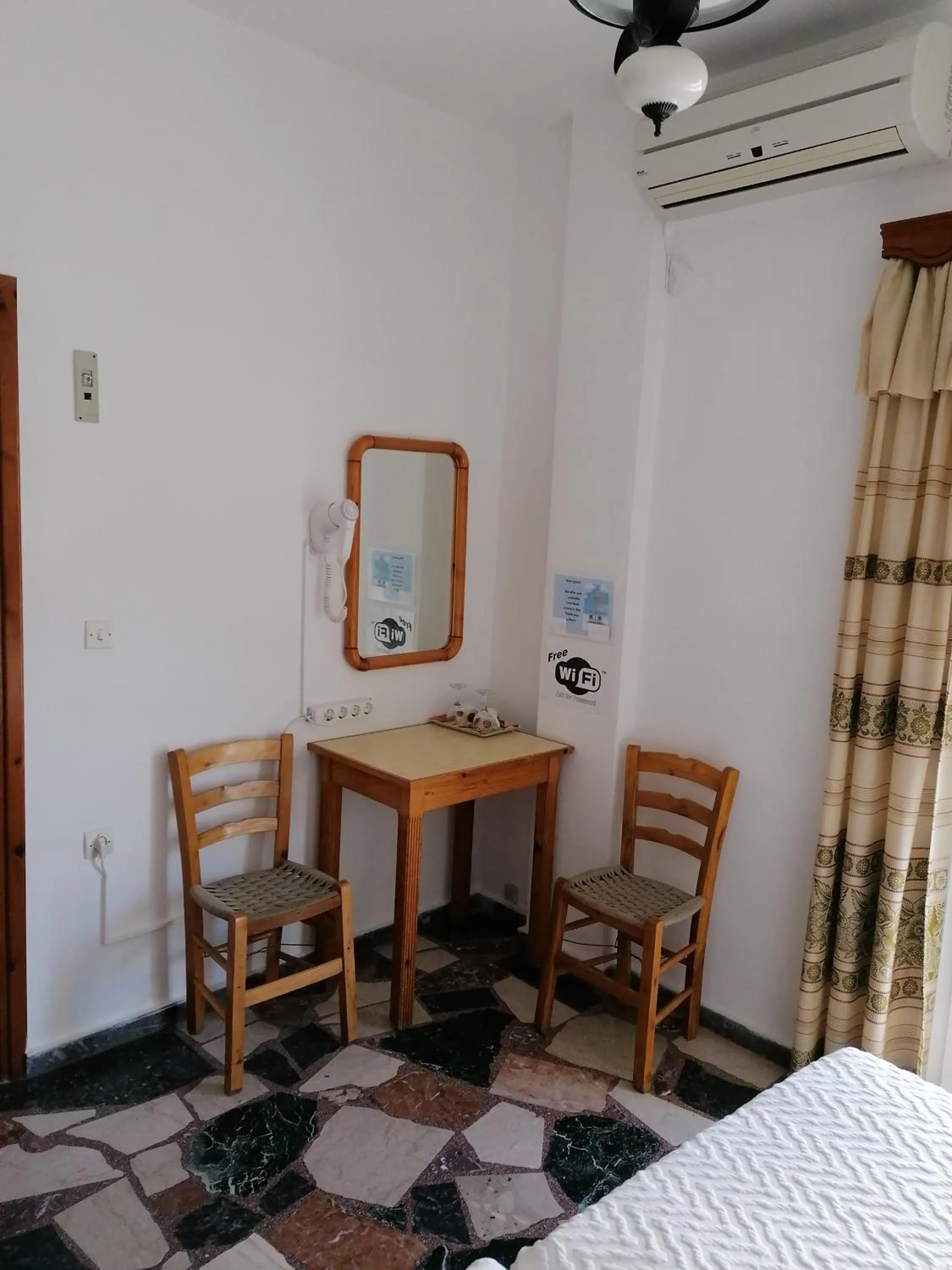 Dining area in Lefteris Rooms