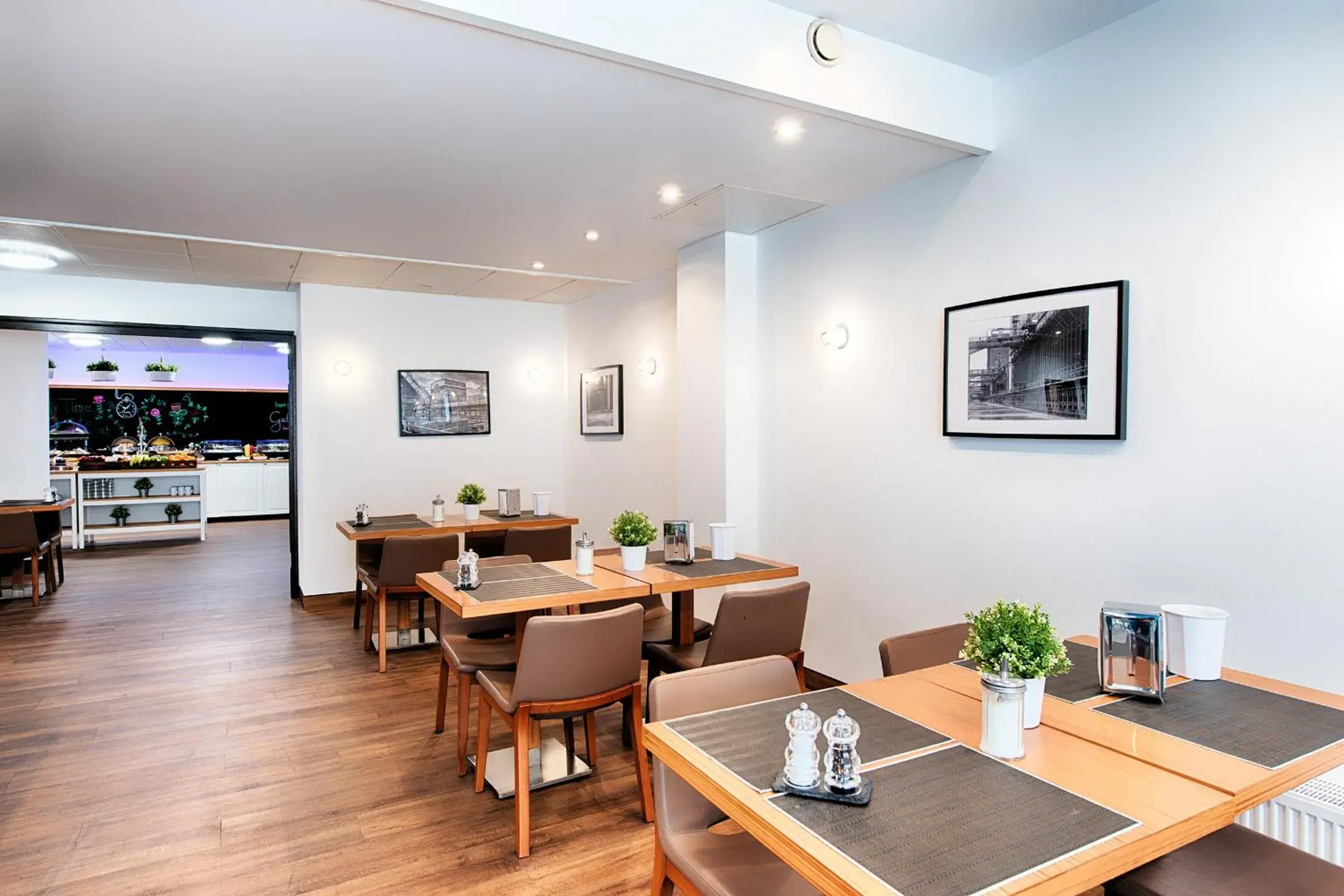 Restaurant/places to eat in Hotel Senator Restaurant/places to eat in Hotel Senator