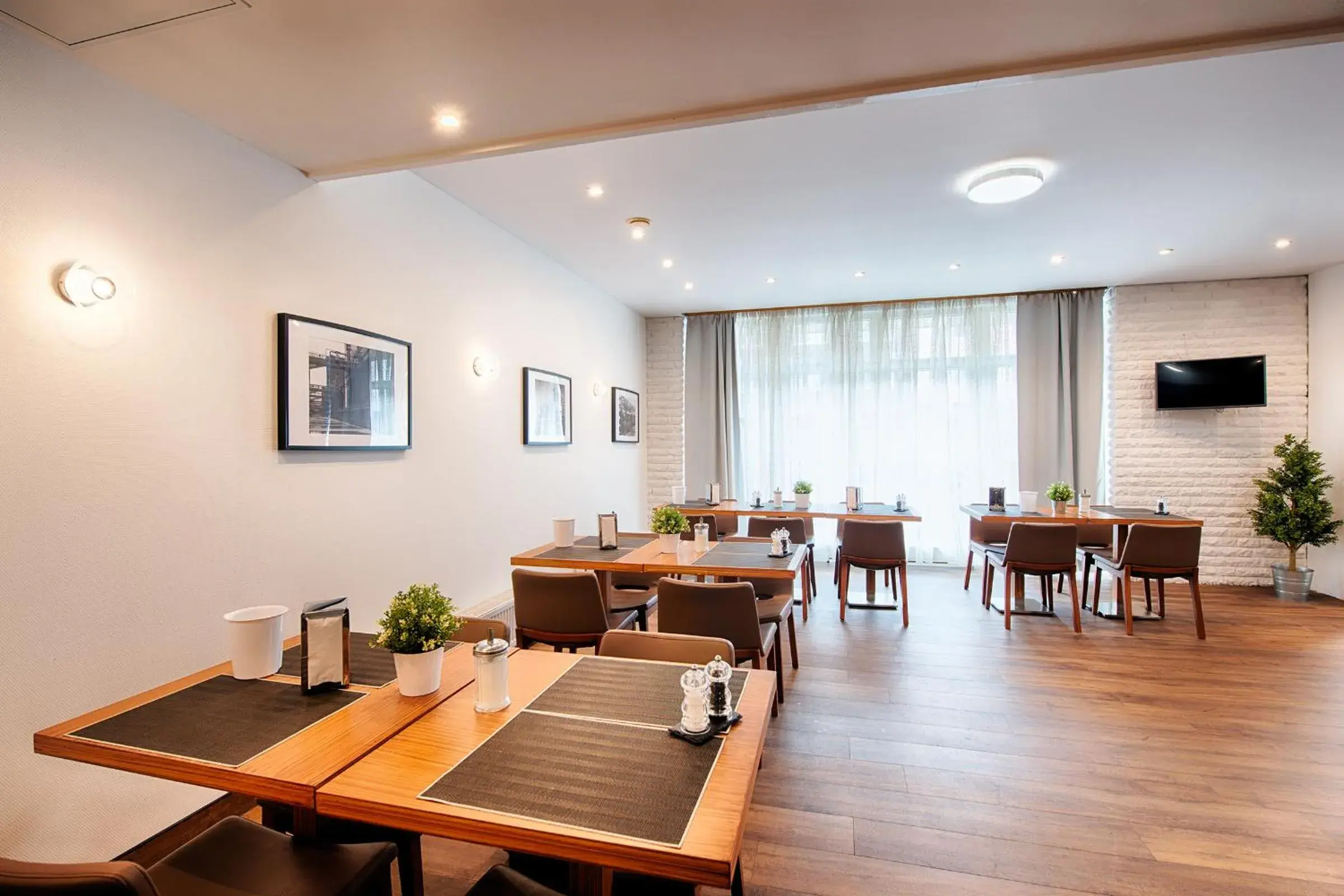 Restaurant/places to eat in Hotel Senator Restaurant/places to eat in Hotel Senator