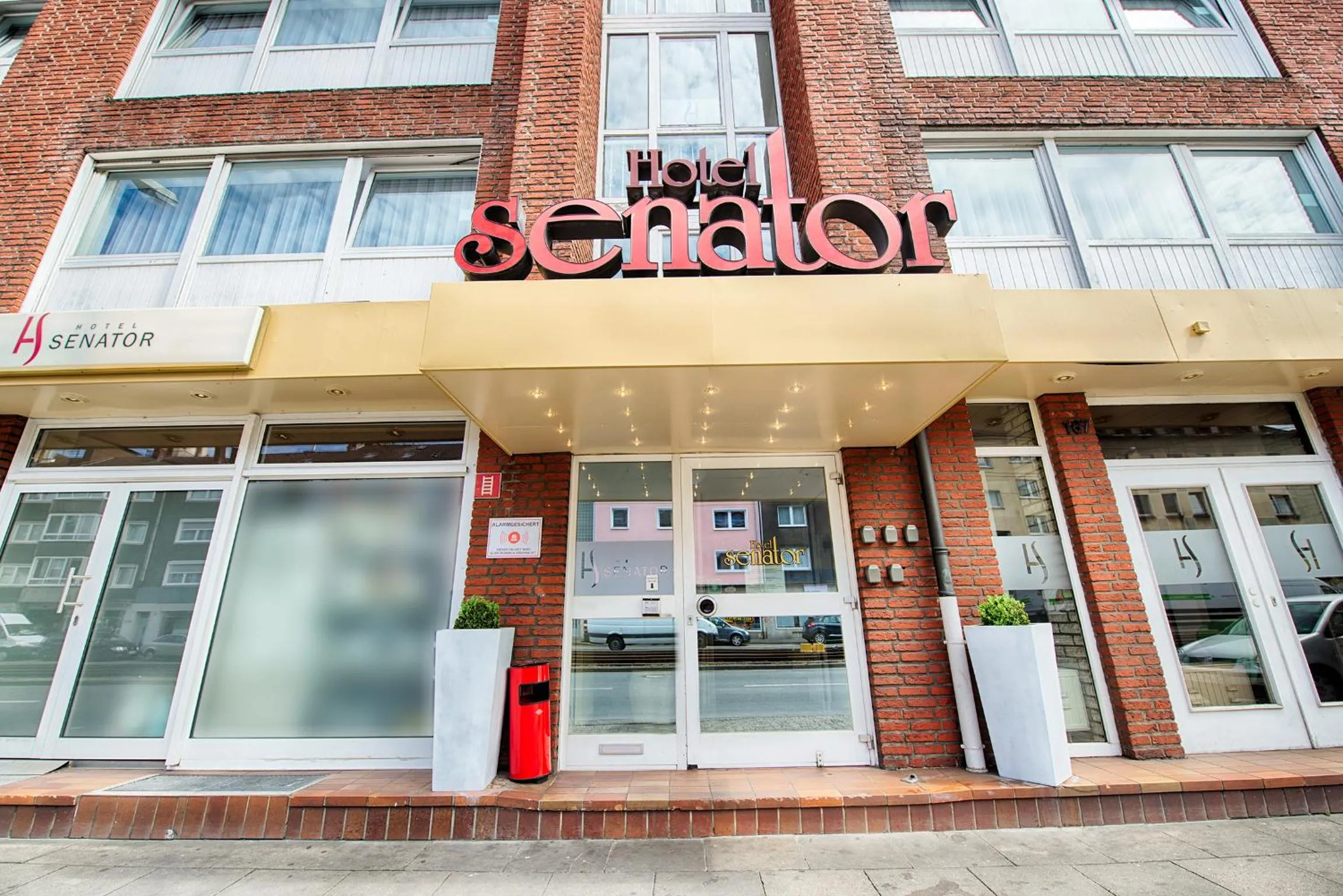 Facade/entrance in Hotel Senator