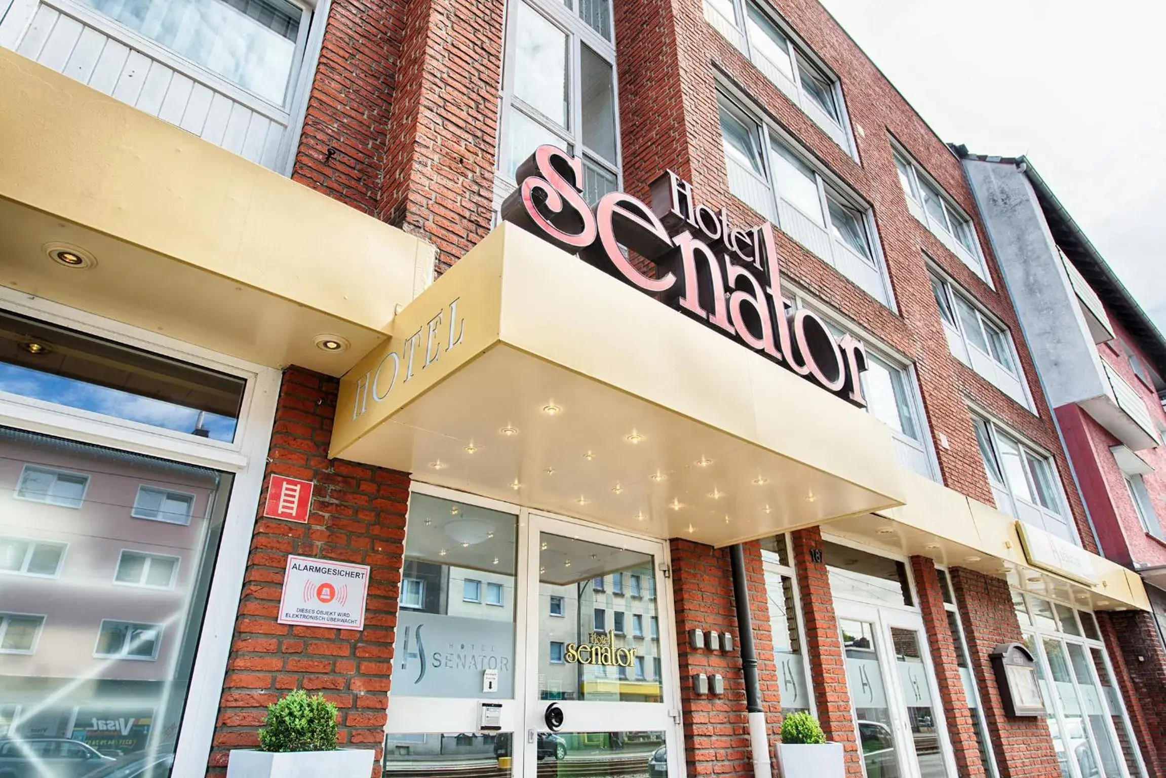 Facade/entrance in Hotel Senator Facade/entrance in Hotel Senator