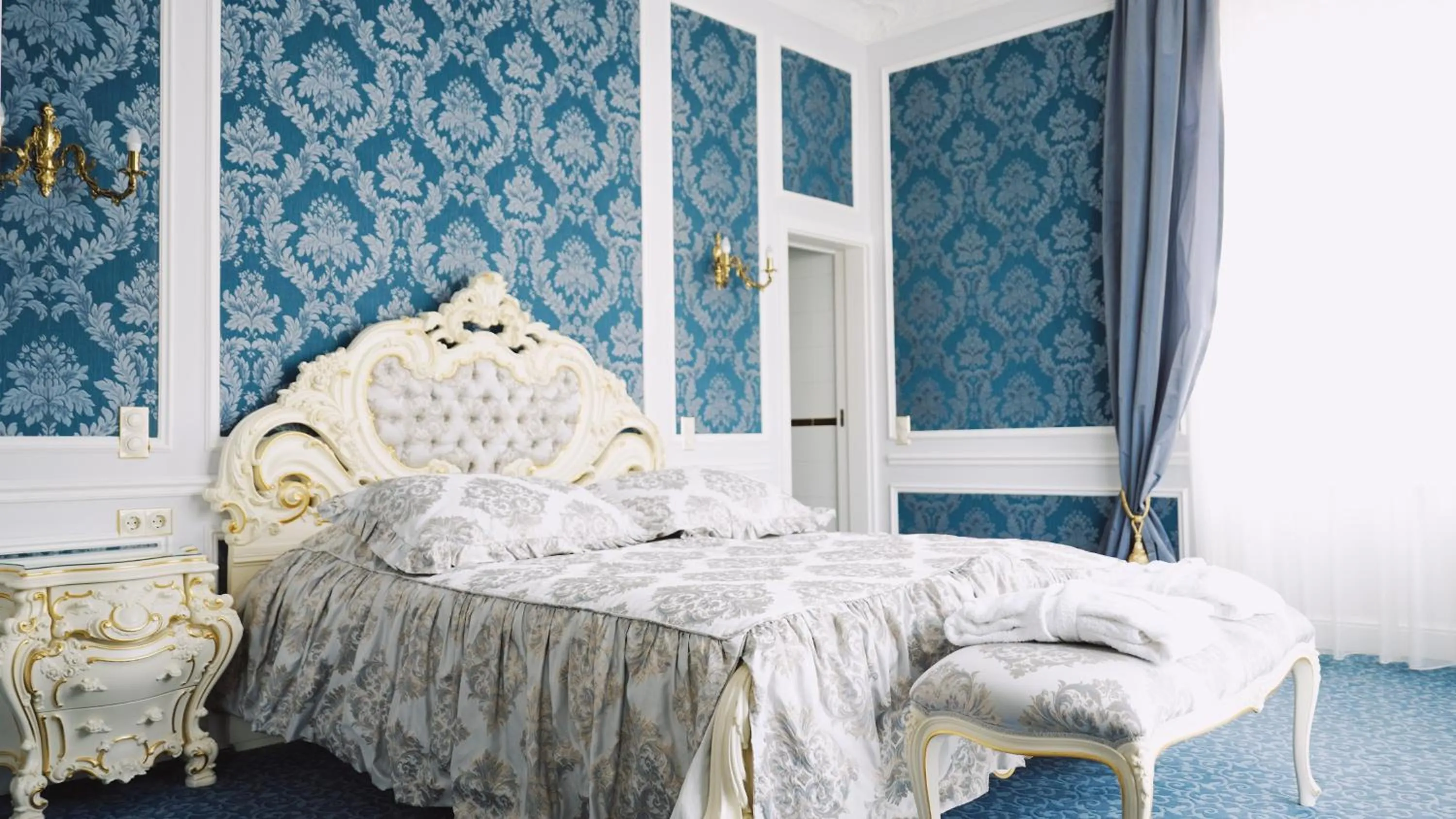 Bed in Hotel Monet - Das Kunsthotel an der Lahn