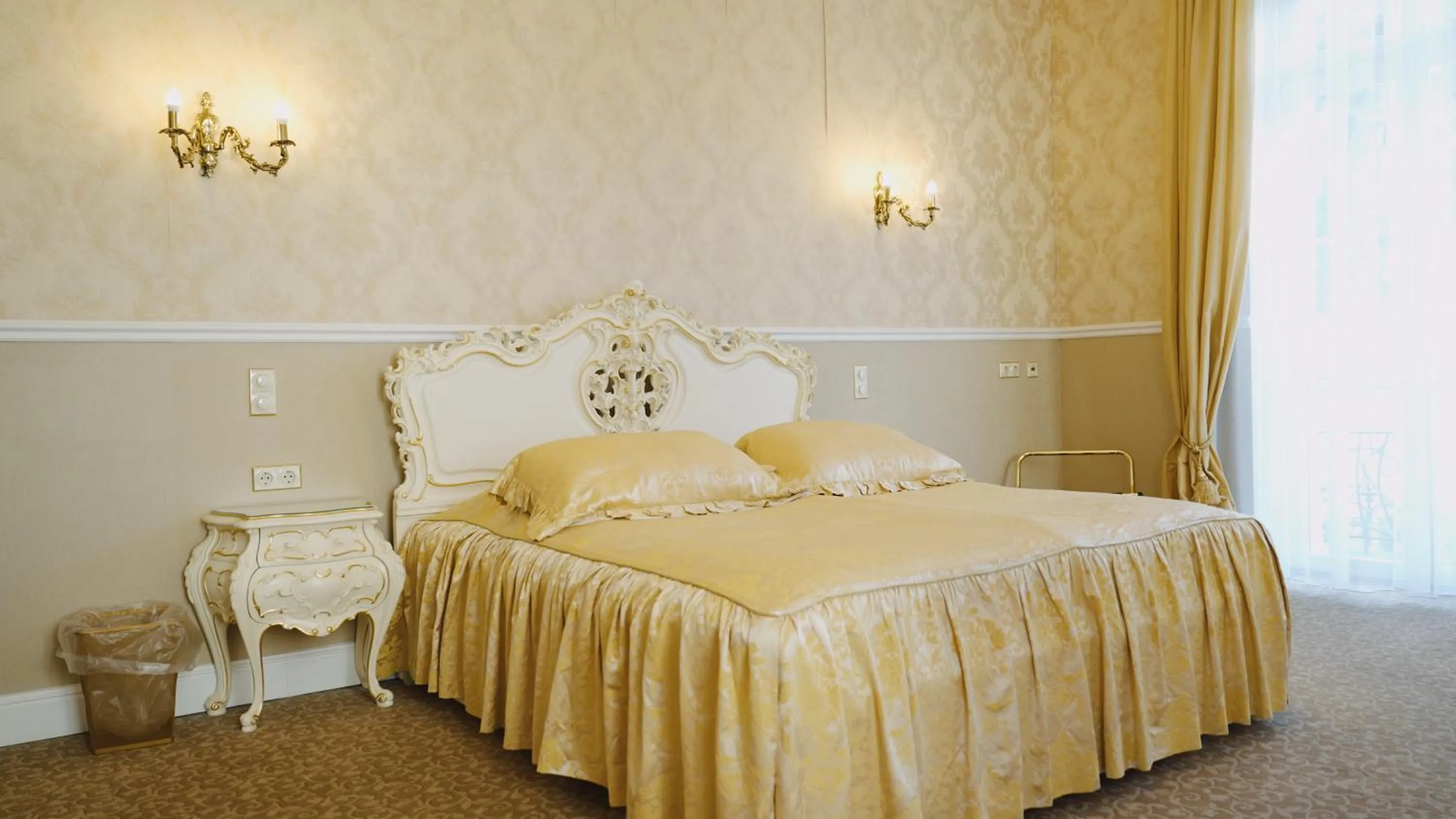 Bed in Hotel Monet - Das Kunsthotel an der Lahn